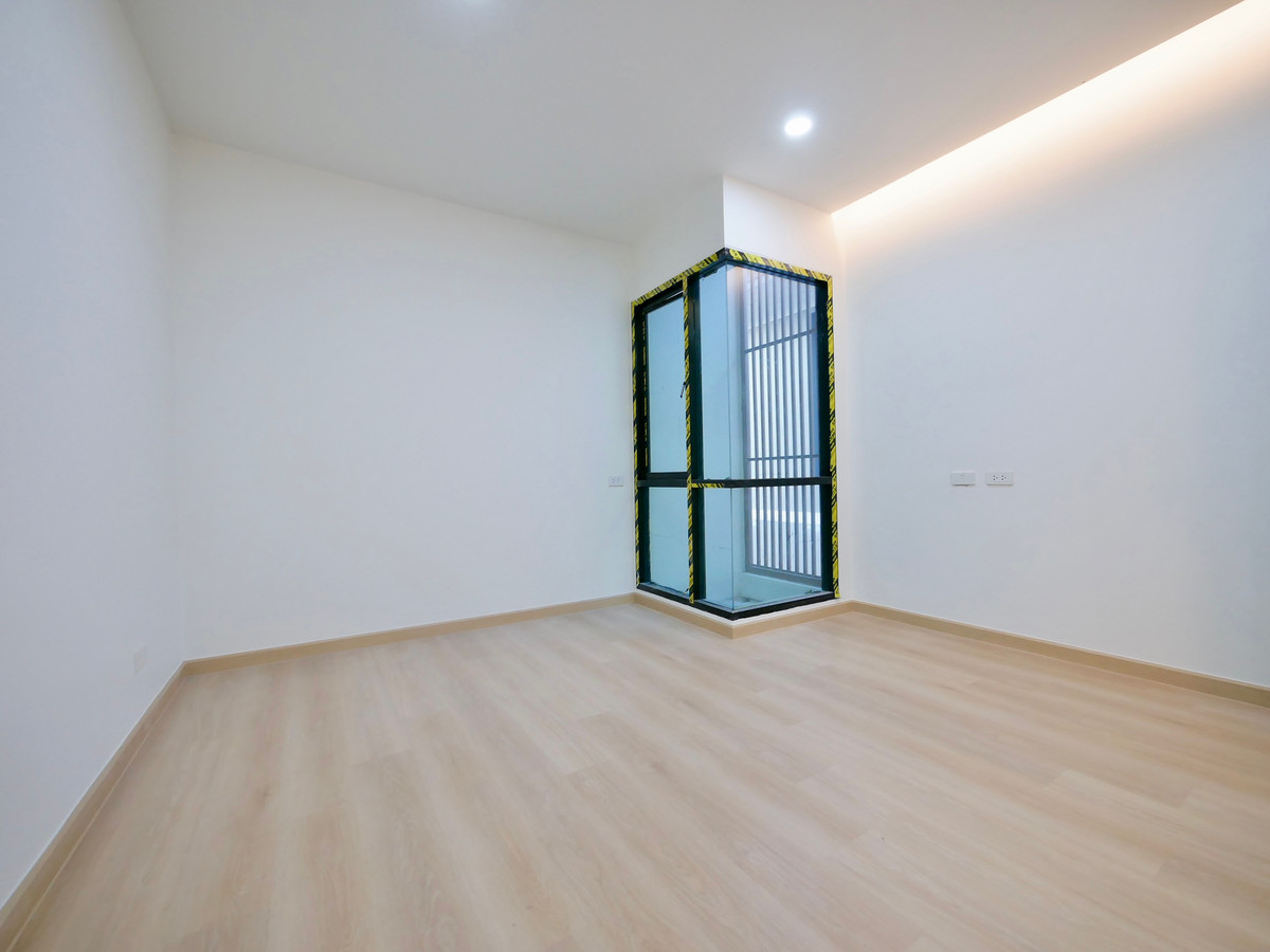 For SaleOnnut, Udomsuk : 2-storey semi-detached house for sale, newly built, 30 square meters, Soi Chaloem Phra Kiat 6, just 600 meters into the alley, 3 bedrooms, 3 bathrooms, completely newly built.