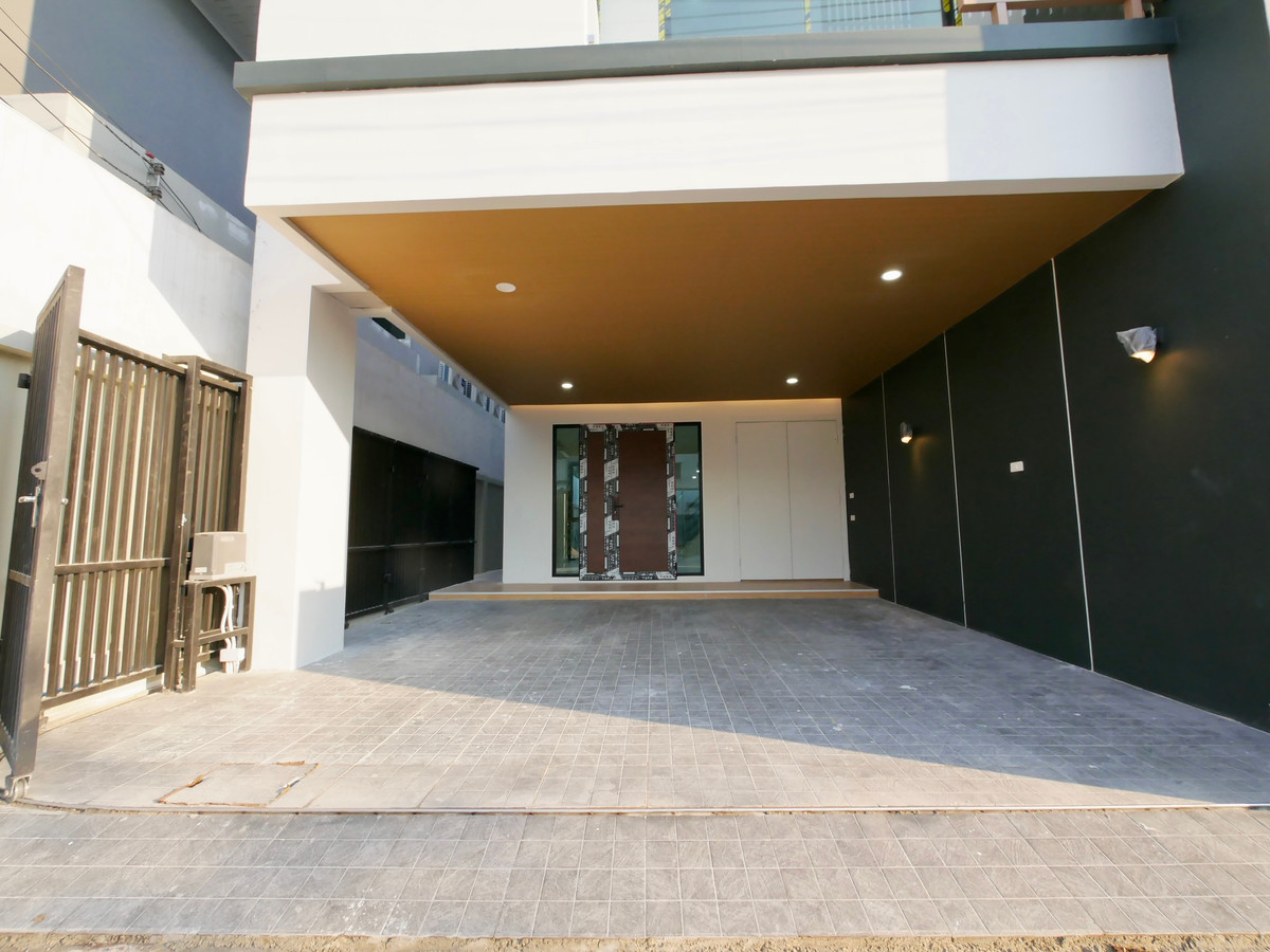 For SaleOnnut, Udomsuk : 2-storey semi-detached house for sale, newly built, 30 square meters, Soi Chaloem Phra Kiat 6, just 600 meters into the alley, 3 bedrooms, 3 bathrooms, completely newly built.