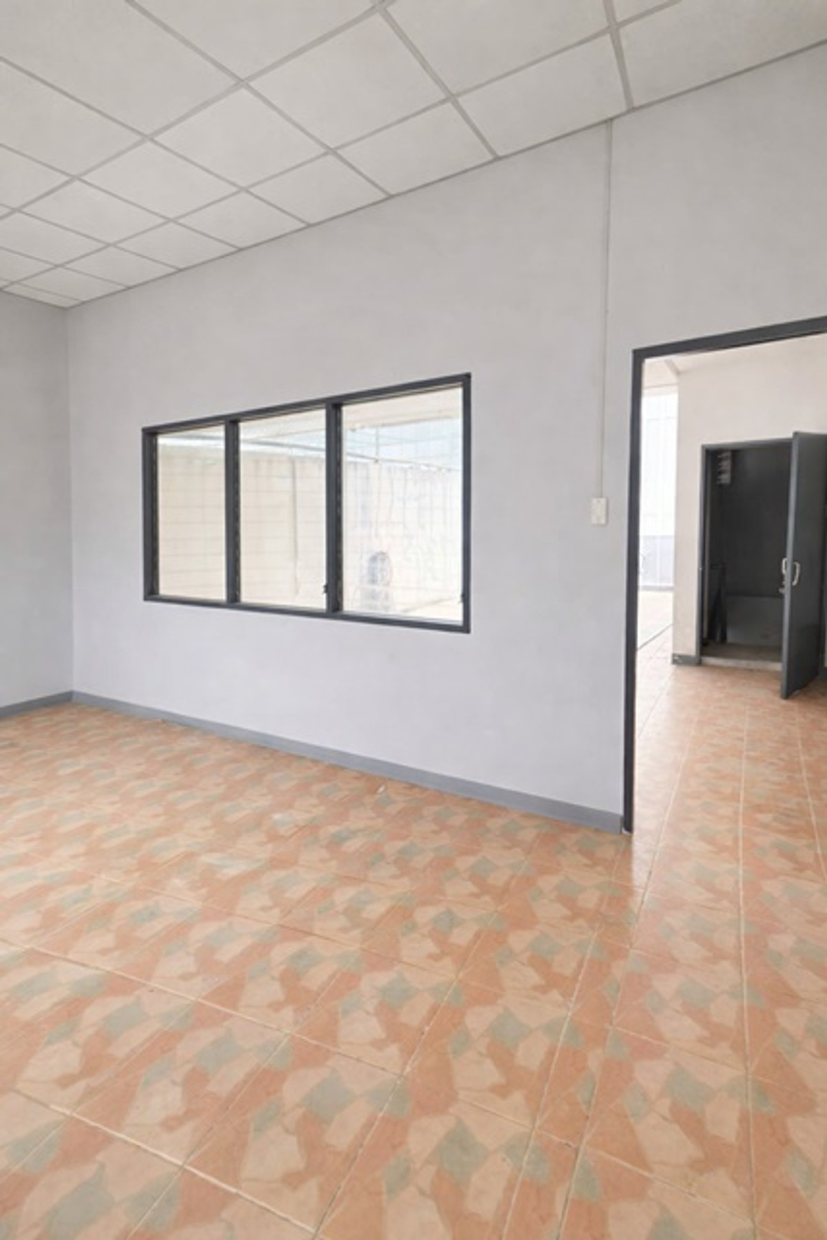 For RentShop HouseYothinpattana,CDC : The Mall Bangkapi 800m.MRT Lam Sali 900 m. Ladprao Road 117-121 Commercial building 3.5Storeys for r