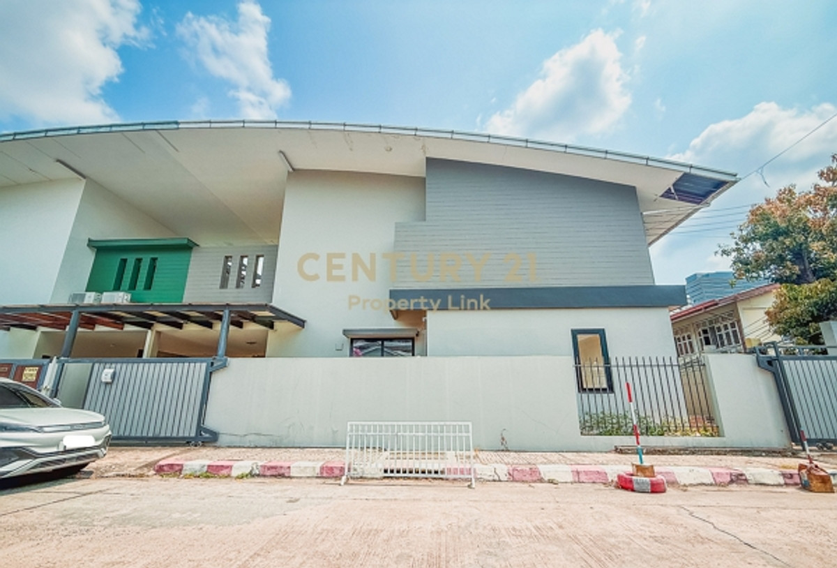 ให้เช่าอารีย์ อนุสาวรีย์ : บ้านแฝด 2 ชั้น ใจกลางอารีย์ พื้นที่ 300 ตรม. จอดรถ 5 คัน สภาพดี อยู่อาศัย/สํานักงาน ถนนพหลโยธิน พระราม 6 No.42-HH-69008