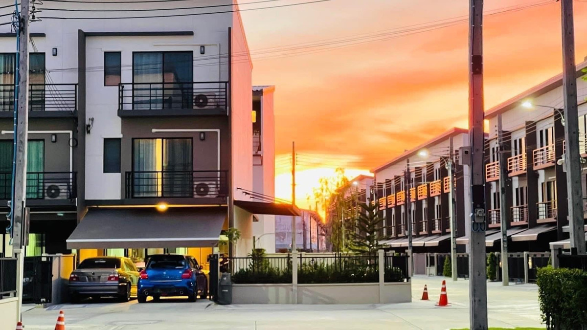 For RentTownhomeOnnut, Udomsuk : Baan Klang Muang Srinakarin - Onnut / 3 Bedrooms (FOR RENT) FON007