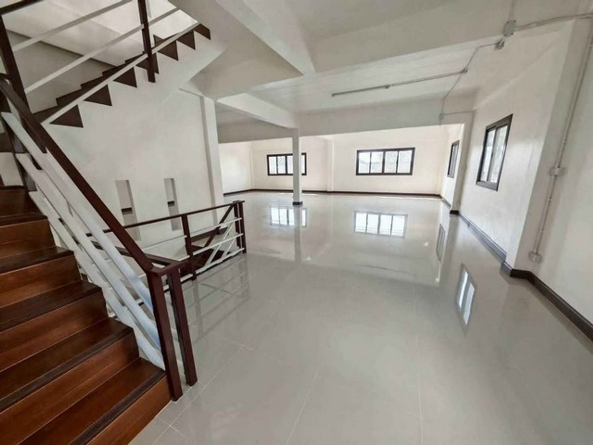 ให้เช่าอาคารพาณิชย์นวมินทร์ รามอินทรา : HR3299ให้เช่าอาคารแฝด 5 ชั้น รีโนเวทใหม่ หมู่บ้าน เอส พี วัชรพล ห้องหัวมุม พื้นที่กว้าง 2 ยูนิตเชื่อมถึงกัน คุ้มค่าเหมาะทำออฟฟิศ 