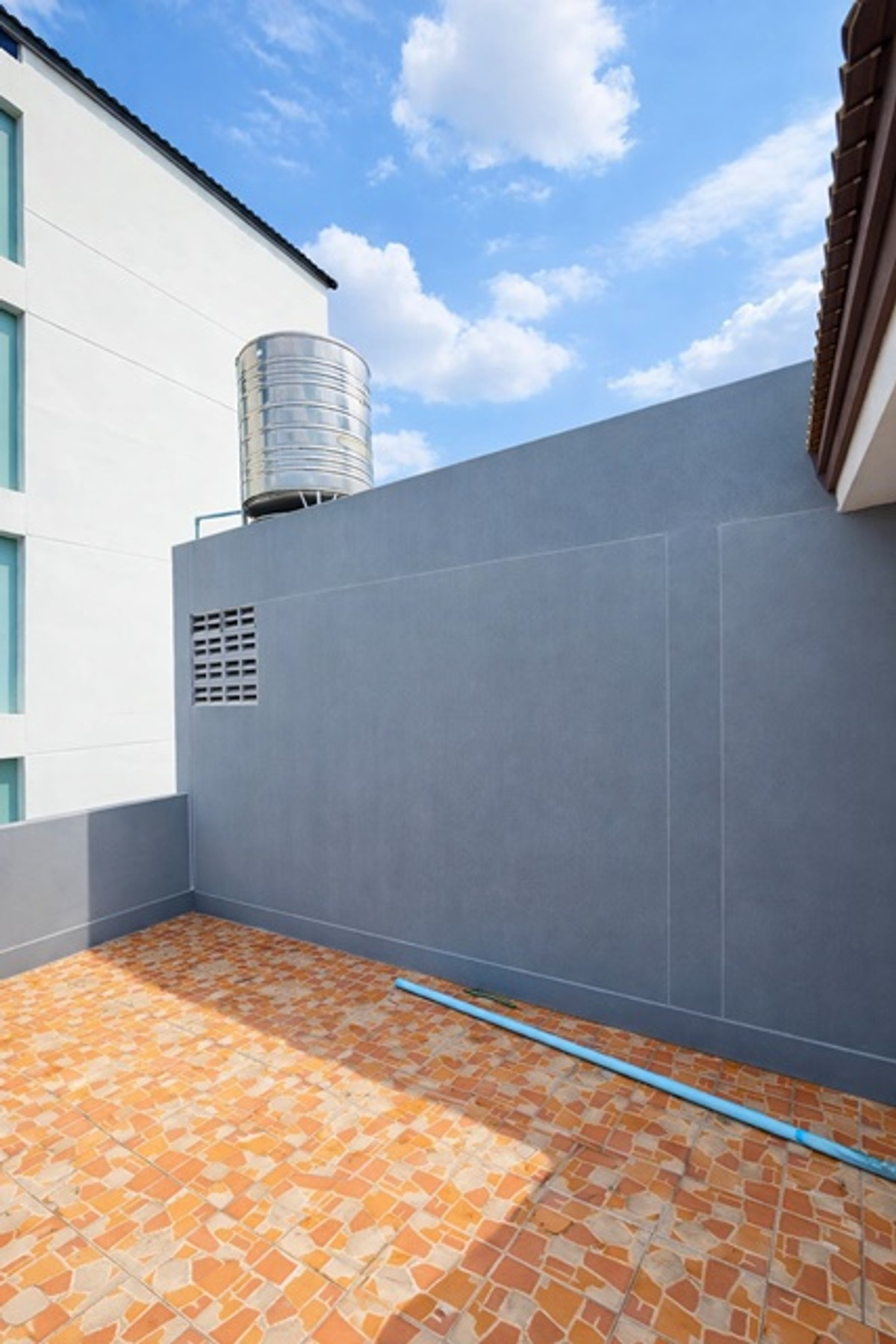 For RentShop HouseYothinpattana,CDC : The Mall Bangkapi 800m.MRT Lam Sali 900 m. Ladprao Road 117-121 Commercial building 3.5Storeys for r