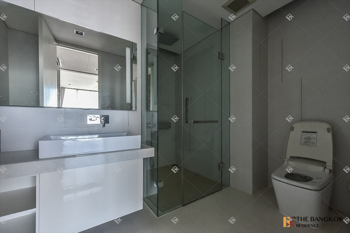 ขายคอนโดสาทร นราธิวาส : 🏙️ High-Floor Luxury Living - The Bangkok Sathorn near BTS Surasak