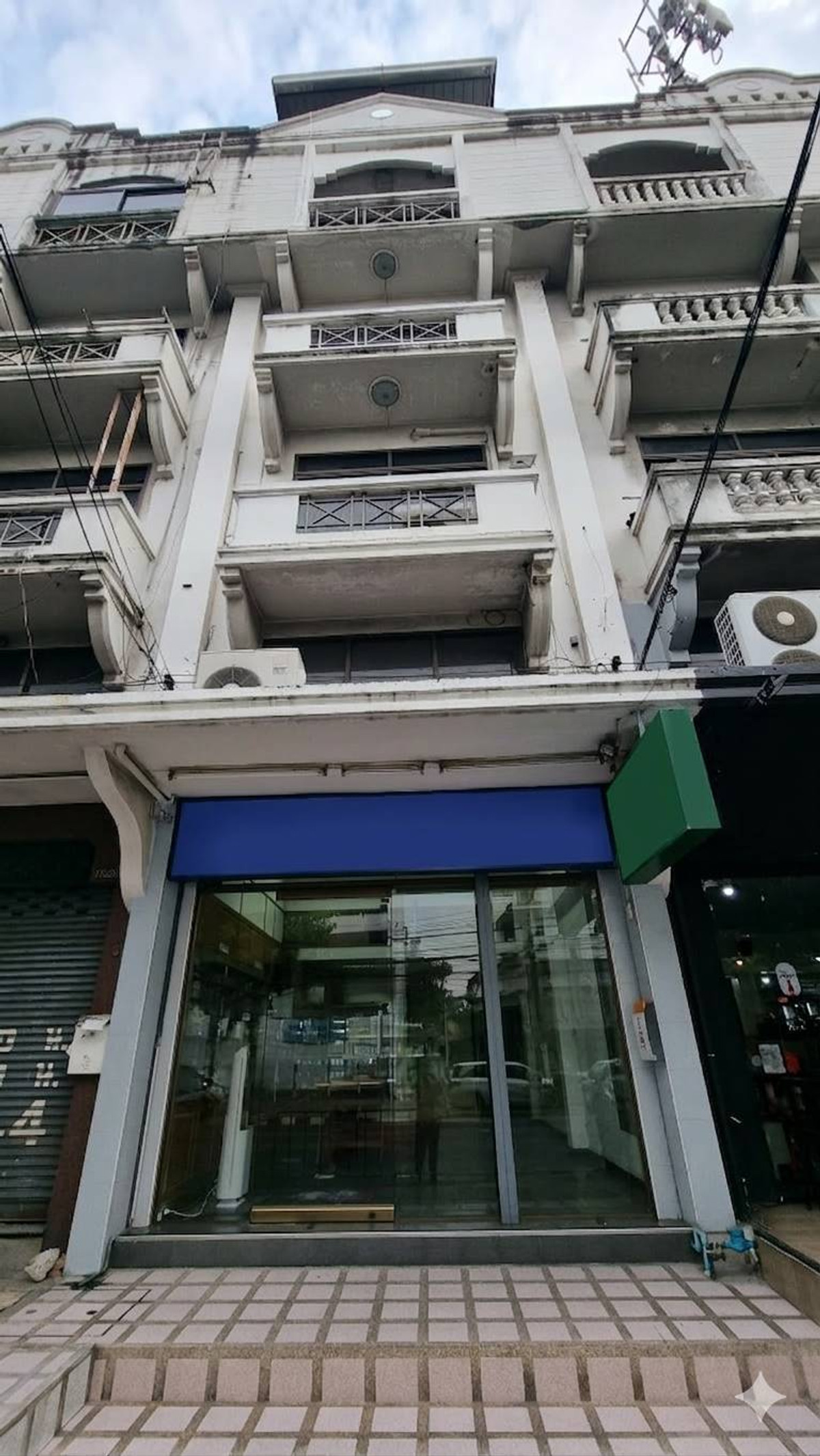 ขายอาคารพาณิชย์สาทร นราธิวาส : ขายด่วน ตึกแถว 4 ชั้น ทำเลสาทร – ถนนจันทน์ สะพาน 2 อาคารสภาพดี พร้อมเข้าอยู่ หรือทำธุรกิจได้ทันที