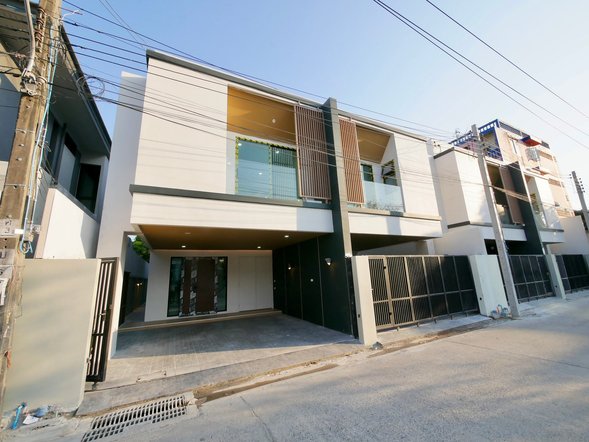 For SaleOnnut, Udomsuk : 2-storey semi-detached house for sale, newly built, 30 square meters, Soi Chaloem Phra Kiat 6, just 600 meters into the alley, 3 bedrooms, 3 bathrooms, completely newly built.
