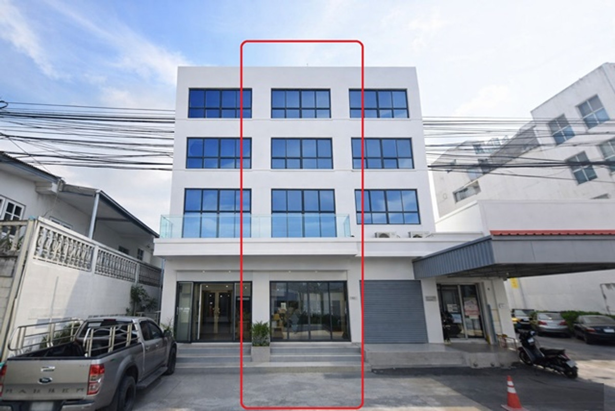 For RentShop HouseYothinpattana,CDC : The Mall Bangkapi 800m.MRT Lam Sali 900 m. Ladprao Road 117-121 Commercial building 3.5Storeys for r