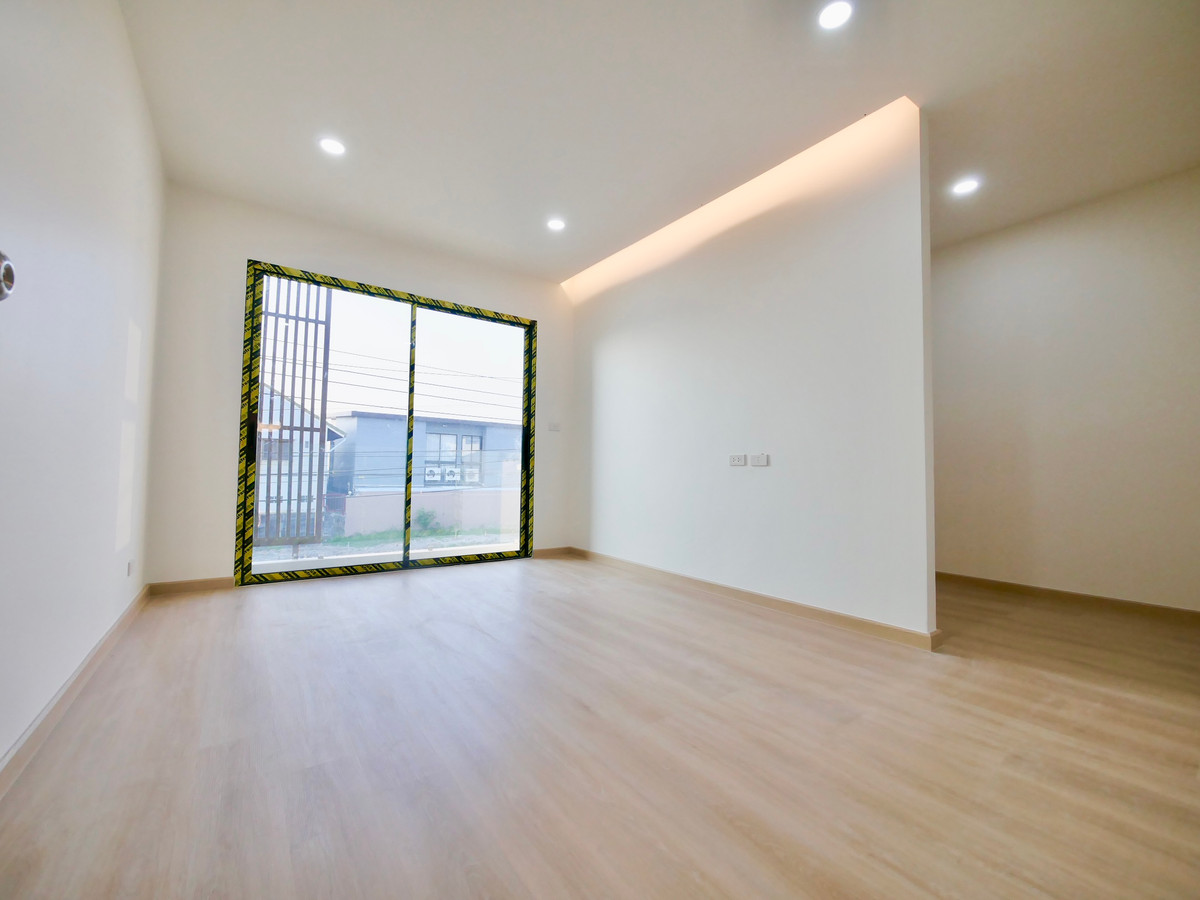 For SaleOnnut, Udomsuk : 2-storey semi-detached house for sale, newly built, 30 square meters, Soi Chaloem Phra Kiat 6, just 600 meters into the alley, 3 bedrooms, 3 bathrooms, completely newly built.