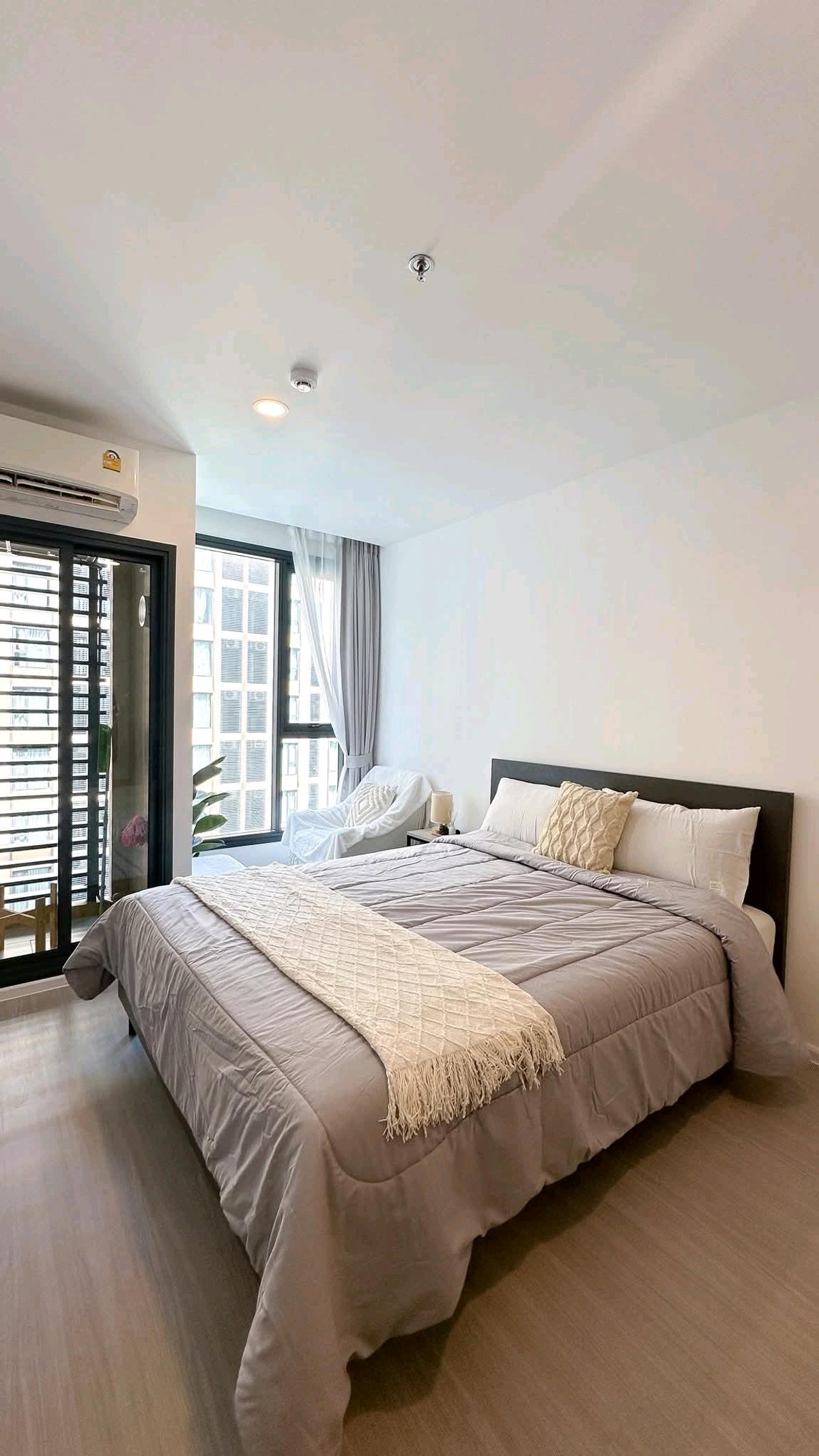 For RentCondoSapankwai,Jatujak : 🚇 Modern style condo near BTS Mo Chit and MRT Chatuchak, convenient travel in the heart of Chatuchak location ✨