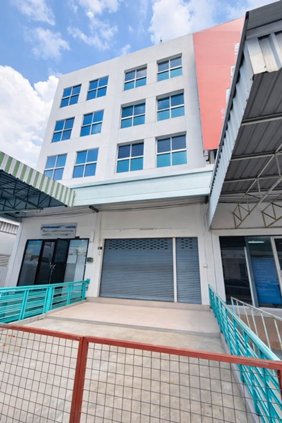 For RentShop HouseYothinpattana,CDC : The Mall Bangkapi 800m.MRT Lam Sali 900 m. Ladprao Road 117-121 Commercial building 3.5Storeys for r