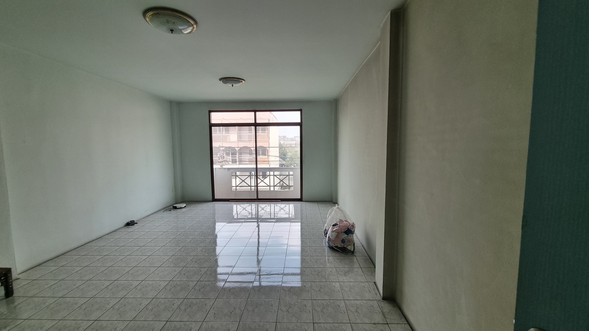 ขายอาคารพาณิชย์สาทร นราธิวาส : ขายด่วน ตึกแถว 4 ชั้น ทำเลสาทร – ถนนจันทน์ สะพาน 2 อาคารสภาพดี พร้อมเข้าอยู่ หรือทำธุรกิจได้ทันที