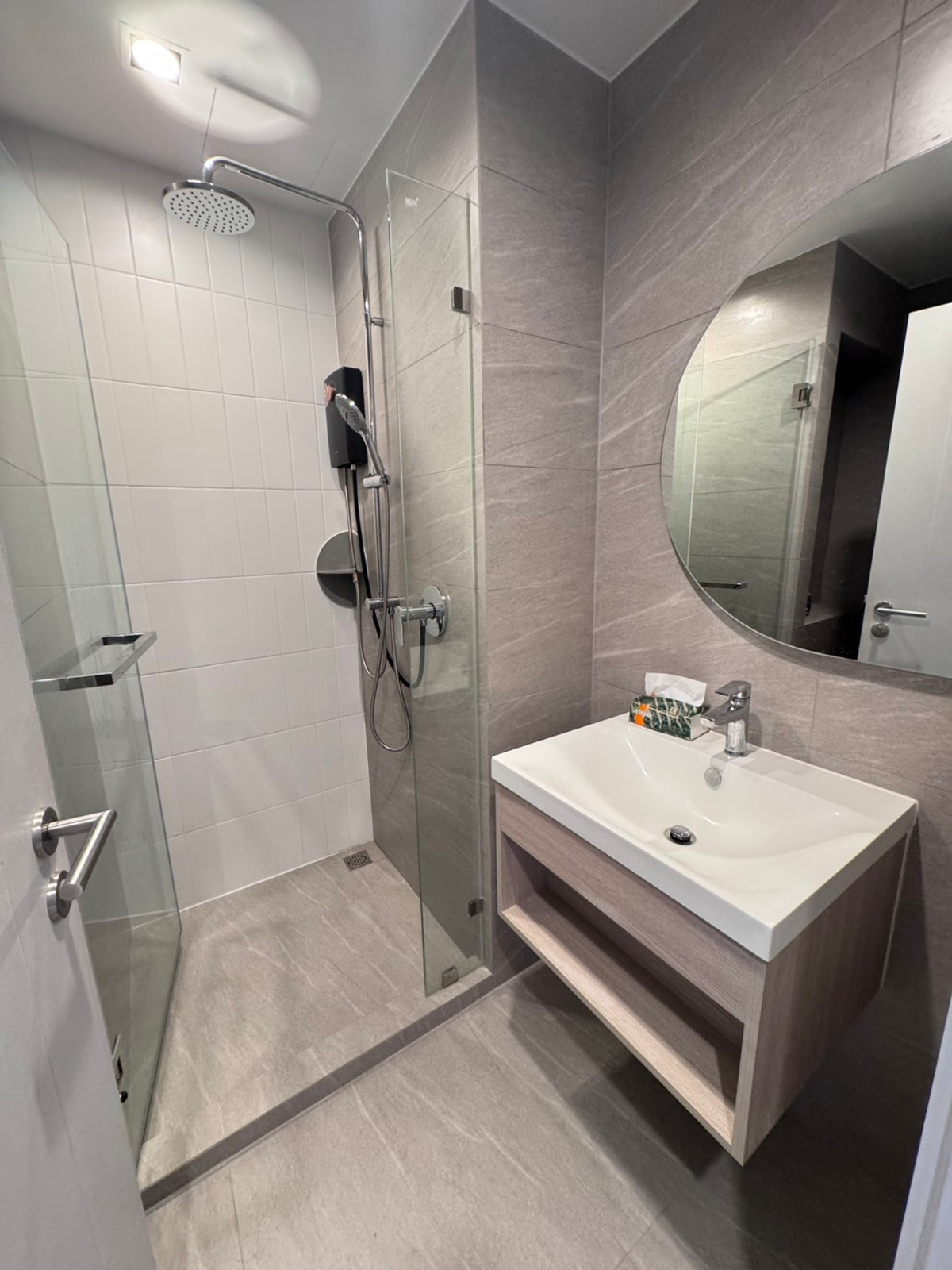 ให้เช่าคอนโดวงเวียนใหญ่ เจริญนคร : Condo Reference Sathorn Wongwianyai, Modern Style, New room, ติด BTS วงเวียนใหญ่, Available For Rent