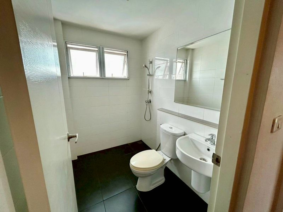 ขายบ้านพระราม 2 บางขุนเทียน : บ้านเดี่ยว 3 ชั้น หมู่บ้าน คาซ่า พรีเมี่ยม พระราม 2 ( Casa Premium Rama2 ) หลังมุม เนื้อที่ 62 ตารางวา 4 ห้องนอน ถนนเลียบวงแหวนกาญจนาฝั่งใต้