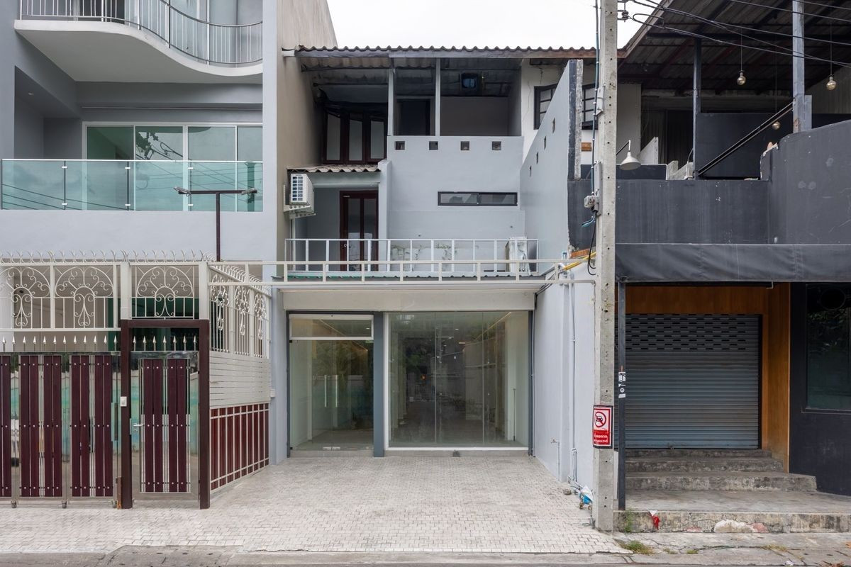 ให้เช่าอาคารพาณิชย์สุขุมวิท อโศก ทองหล่อ : ให้เช่า อาคารพาณิชย์  Ekkamai  250 ตร.ม. รีโนเวทใหม่  แอร์ใหม่ ตกแต่งพร้อมใช้งาน (บ้านเปล่า) 