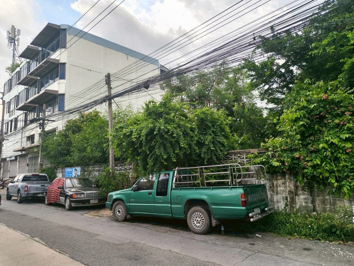 For SaleLandOnnut, Udomsuk : Land for sale in Udomsuk Soi 30 near Siriratanathorn School.