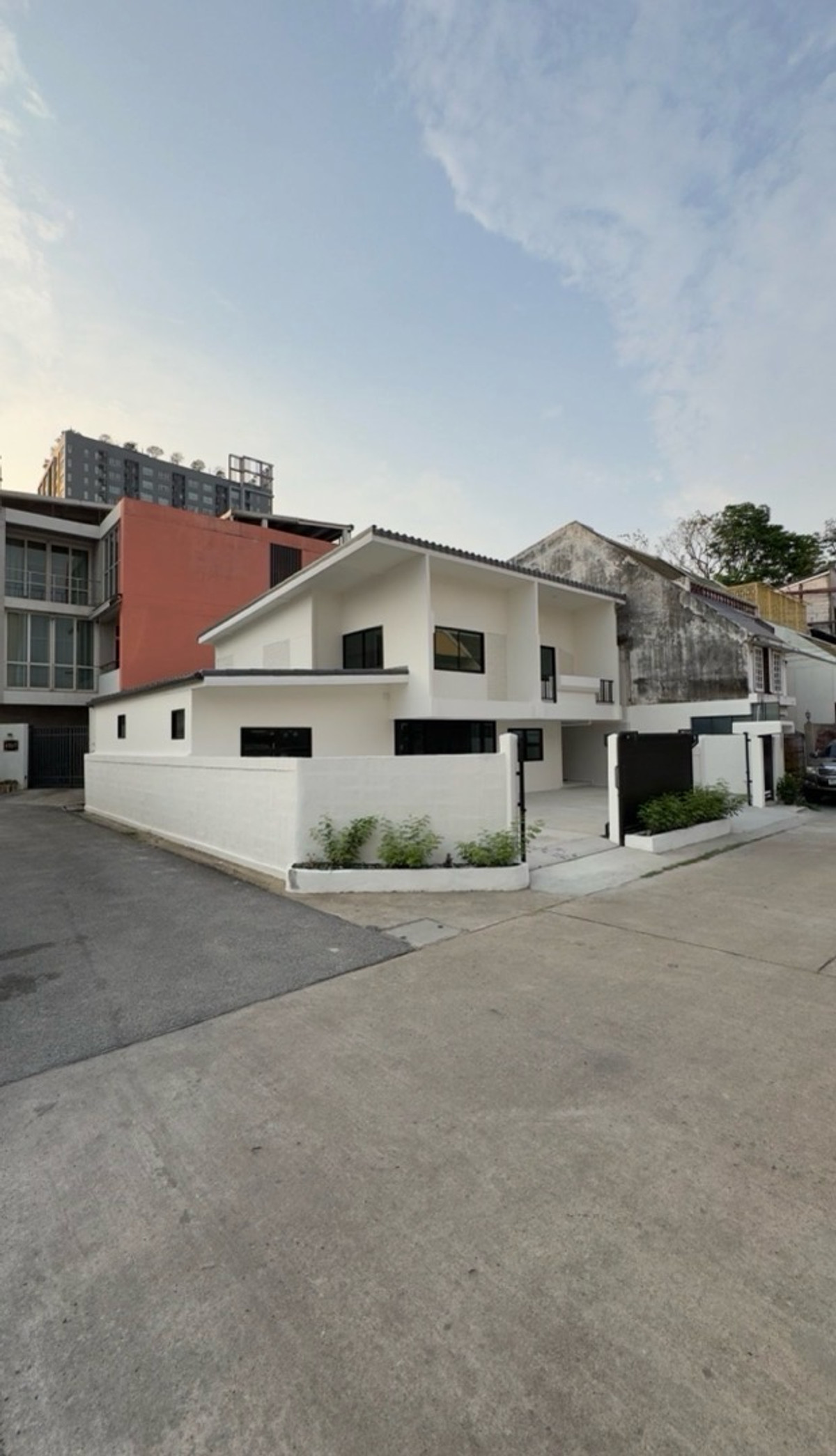 For RentHousePattanakan, Srinakarin : 🏡 5 Minutes to Thonglor | Spacious 2-Storey Detached House | Phatthanakan 12