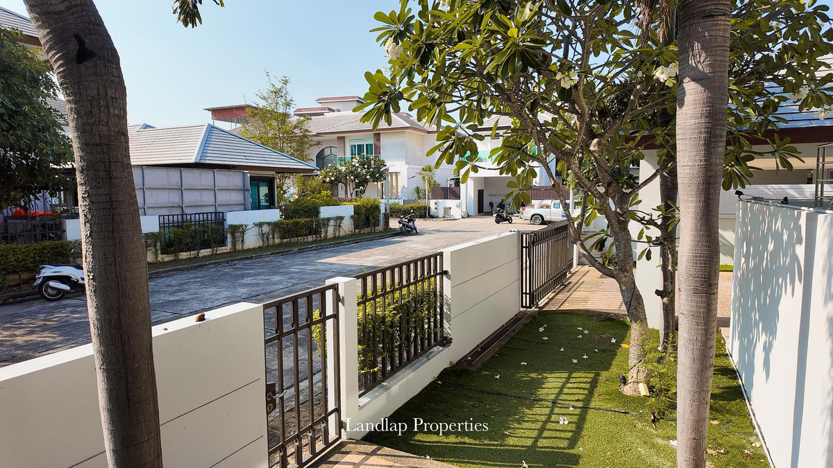 ขายพัทยา บางแสน ชลบุรี สัตหีบ : ขายบ้านพูลวิลล่าพัทยา สามารถทำธุรกิจได้  โครงการติดทะเล ลงหาดได้เลย