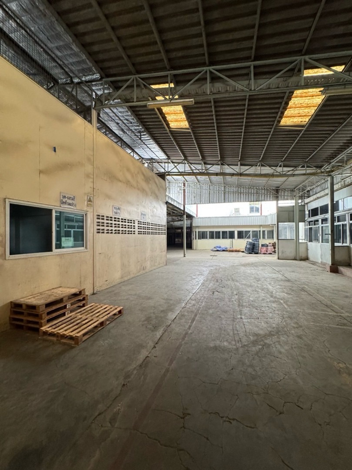 For RentRetail SpaceOnnut, Udomsuk : Warehouse 5,562 square meters @ Punnawithi Soi Sukhumvit 101/1 Wachiratham Sathit for business, suitable for sports stadium / community / hangout place - Art Space in the city