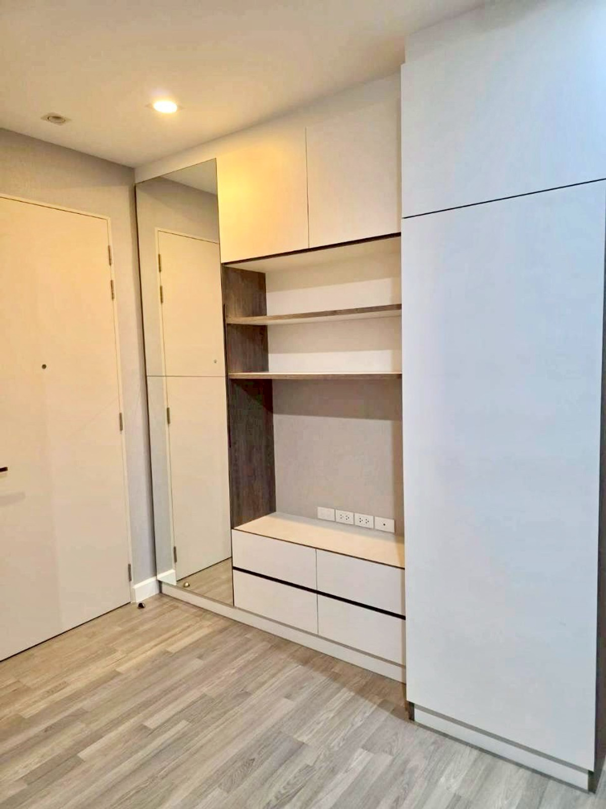 For SaleCondoWongwianyai, Charoennakor : ( UL2603111 ) Tel/Line 096-2479369 , FOR SALE !! The Room BTS Wongwian Yai, 1 bedroom, 1 bathroom, Size 43.65 Sq.M. Never rented, very good condition✨