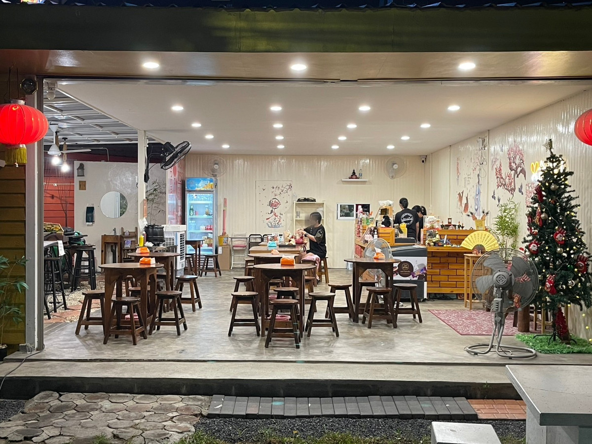 For LeaseholdRetail SpaceKasetsart, Ratchayothin : Urgent sale, Southern-Isaan restaurant, Theparak Road, Watcharaphon, Saphan Mai, full of customers every day, average sales 300,000 baht.