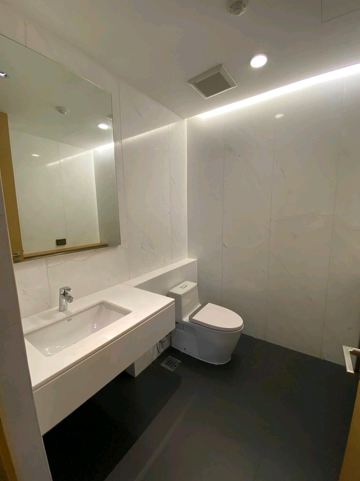 For RentCondoSukhumvit, Asoke, Thonglor : Condo for rent, Phrom Phong area, 380 sq m., near EmQuartier/Emporium, near Benchasiri Park.