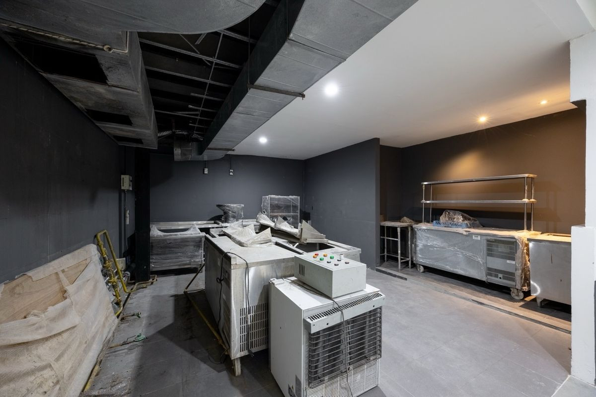 For RentShop HouseSukhumvit, Asoke, Thonglor : Commercial building for rent, Ekkamai, 250 sq m, newly renovated, new air conditioning, decorated, ready to use (empty house)