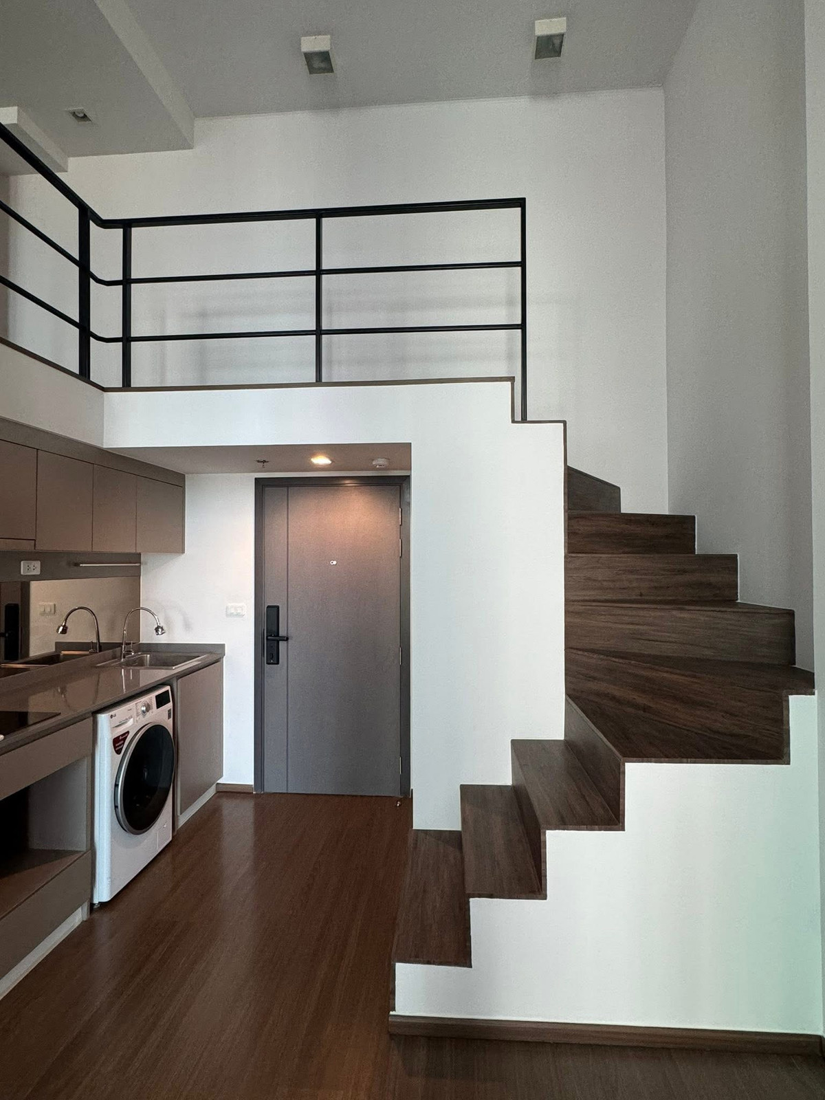 ขายคอนโดพระราม 9 เพชรบุรีตัดใหม่ RCA : ขายด่วน ✨ IDEO New Rama 9 ✨ เฟอร์นิเจอร์ครบ เดินทางสะดวก ใกล้ MRT รามคำแหง