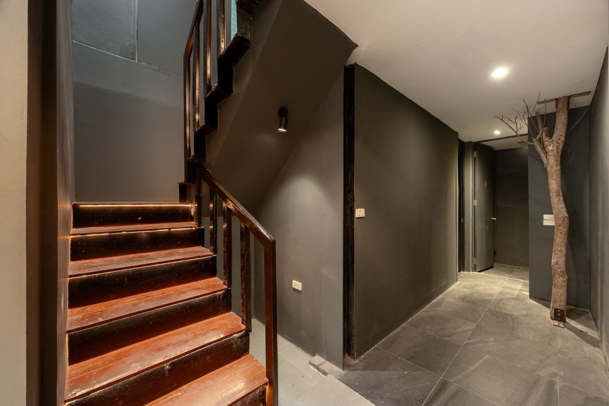 For RentShop HouseSukhumvit, Asoke, Thonglor : Commercial building for rent, Ekkamai, 250 sq m, newly renovated, new air conditioning, decorated, ready to use (empty house)