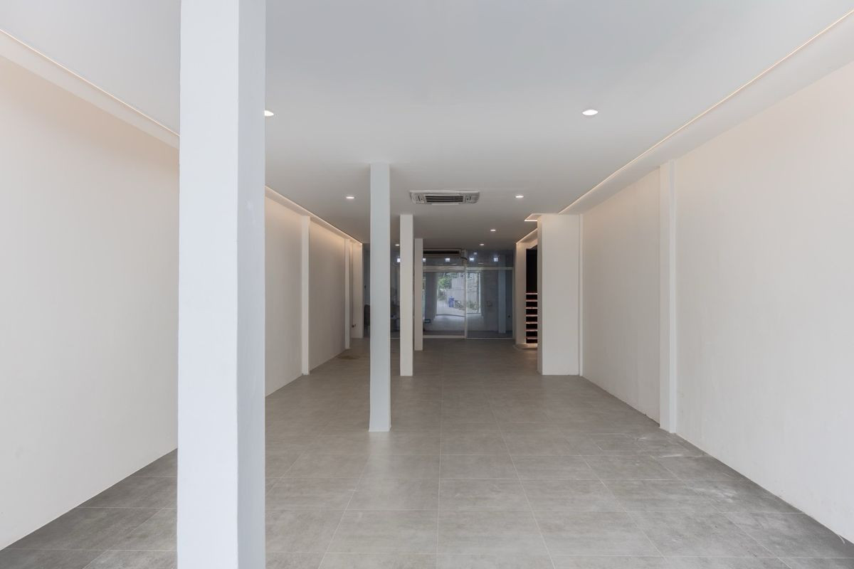 For RentShop HouseSukhumvit, Asoke, Thonglor : Commercial building for rent, Ekkamai, 250 sq m, newly renovated, new air conditioning, decorated, ready to use (empty house)