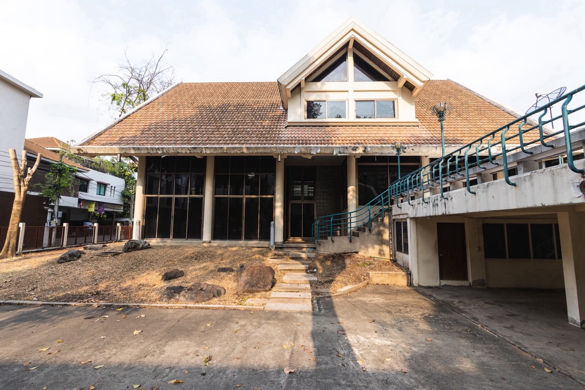 For RentRetail SpaceSukhumvit, Asoke, Thonglor : For rent, business space 230 sq m @ Phrom Phong, Soi Sukhumvit 24, Bangkok, near BTS Phrom Phong 450 meters.