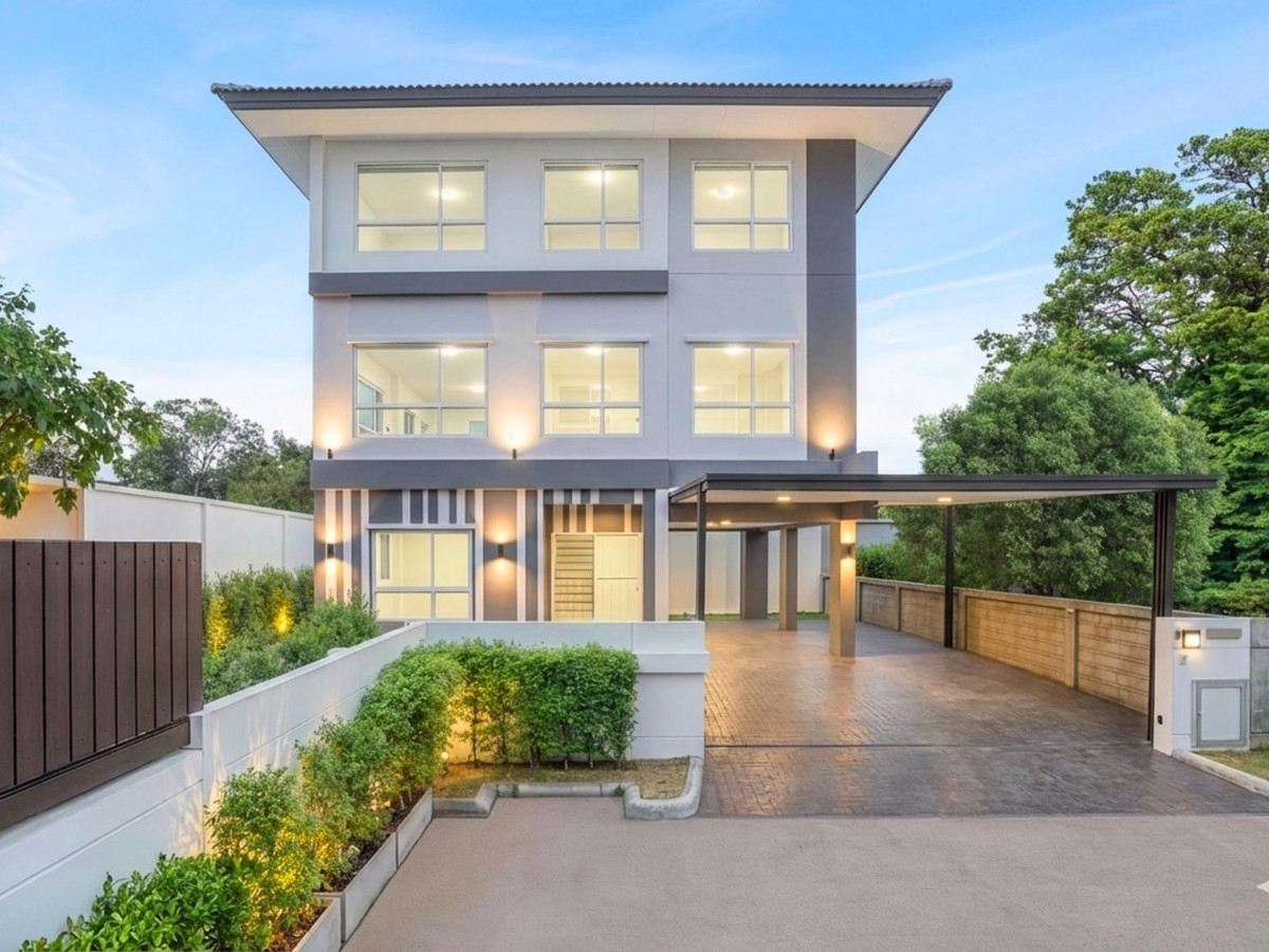 ขายบ้านพระราม 5 ราชพฤกษ์ บางกรวย : ที่จอดรถ 4 คัน! บ้านเดี่ยว 3 ชั้นไซส์ยักษ์ 249 ตร.ม. ม.คาซ่าพรีเมี่ยม ราชพฤกษ์-พระราม 5  แต่งใหม่กริ๊บทั้งหลัง แบรนด์ Q.House สังคมหรู ใกล้ตลาดเจ้าพระยา & เซ็นทรัลเวสต์เกต  เพียง 7.19 ลบ. คุ้มกว่าซื้อใหม่! 