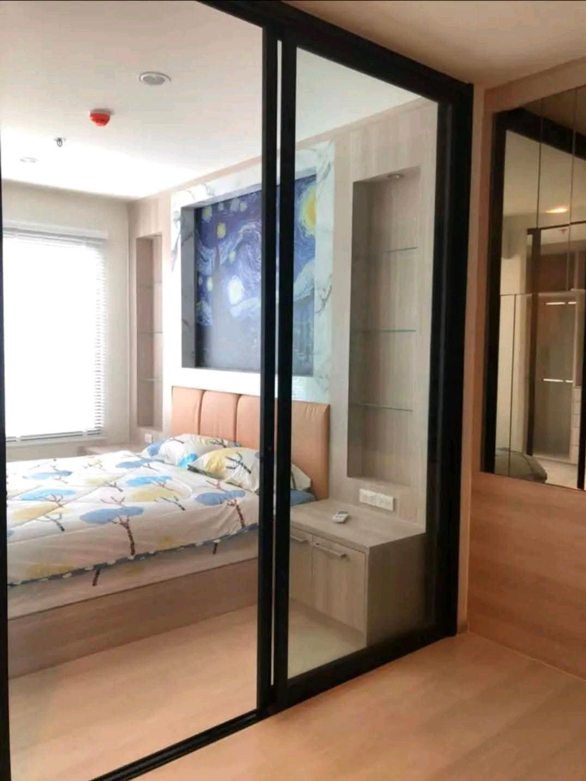 For RentCondoRama9, Petchburi, RCA : For rent: Life Asoke, large room, bedroom wall doesnt connect to other peoples rooms, with walkin-closet.