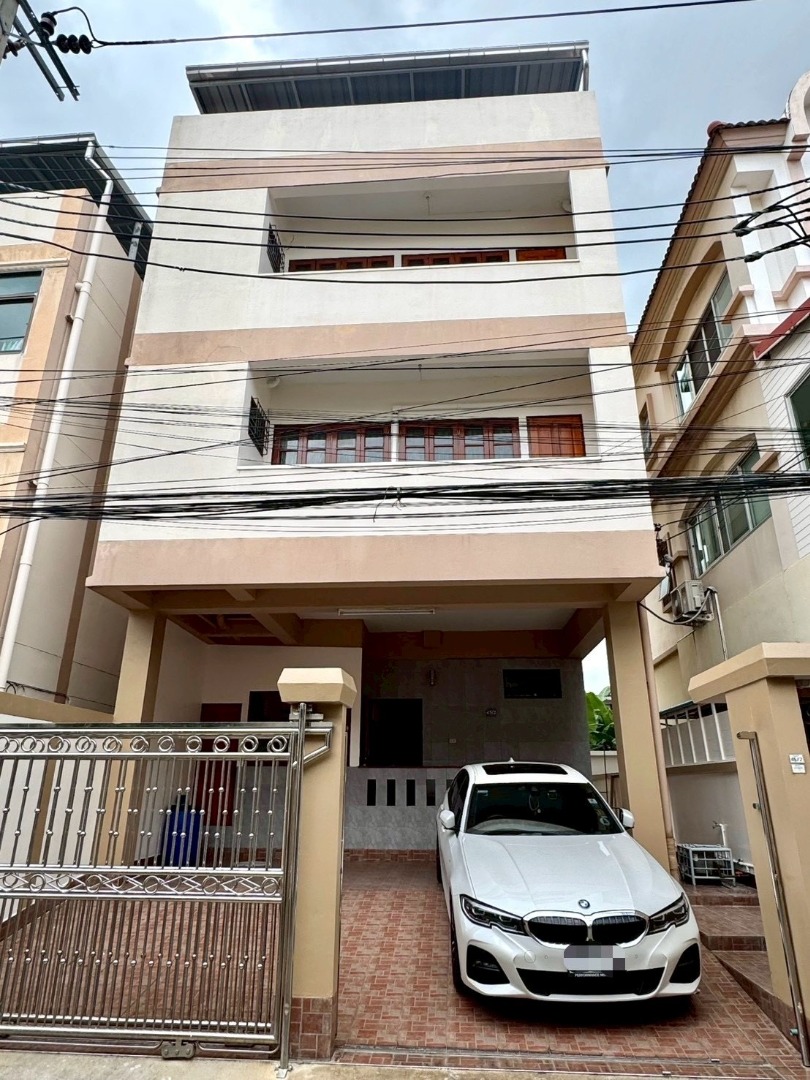 HousePinklao, Charansanitwong : 🏠 For Sale/Rent: 3-story house with rooftop, Soi Charansanitwong 45, แยก 3, Arun Amarin Subdistrict. Size: 25 sq.wa (approx. 900 sq.m. usable area)  https://maps.app.goo.gl/YbyriLdfmXndqEeh6?g_st=ipc  📍 Near Central Pinklao (950 meters) 📍 Pata Pinklao (95