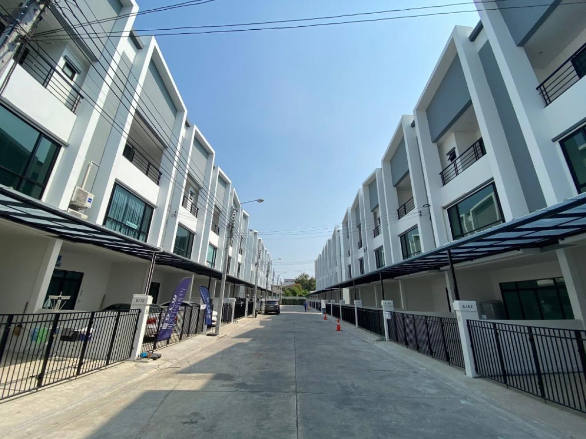 For RentTownhomeOnnut, Udomsuk : Townhome for rent, 22.8 sq m., 200 sq m., 3 bedrooms, 4 bathrooms, 2 parking spaces, Udomsuk area, Sukhumvit 103, near BTS Udomsuk.