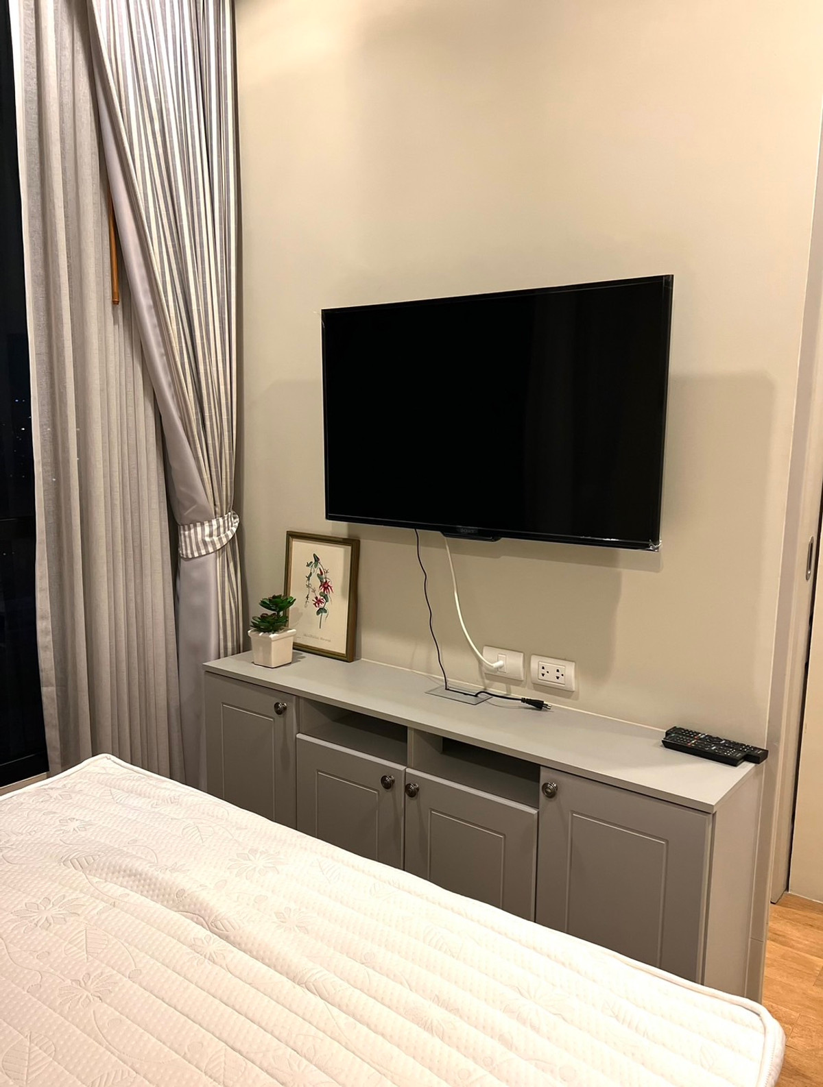 For RentCondoSapankwai,Jatujak : Condo for rent, The Editor Saphan Khwai, 1 bedroom, large size 36 sq m., only 18,000 per month.