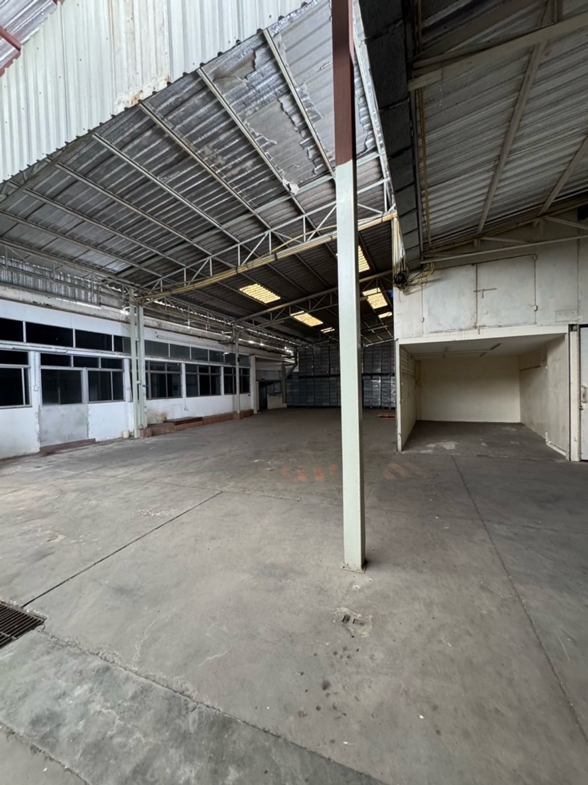 For RentRetail SpaceOnnut, Udomsuk : Warehouse 5,562 square meters @ Punnawithi Soi Sukhumvit 101/1 Wachiratham Sathit for business, suitable for sports stadium / community / hangout place - Art Space in the city