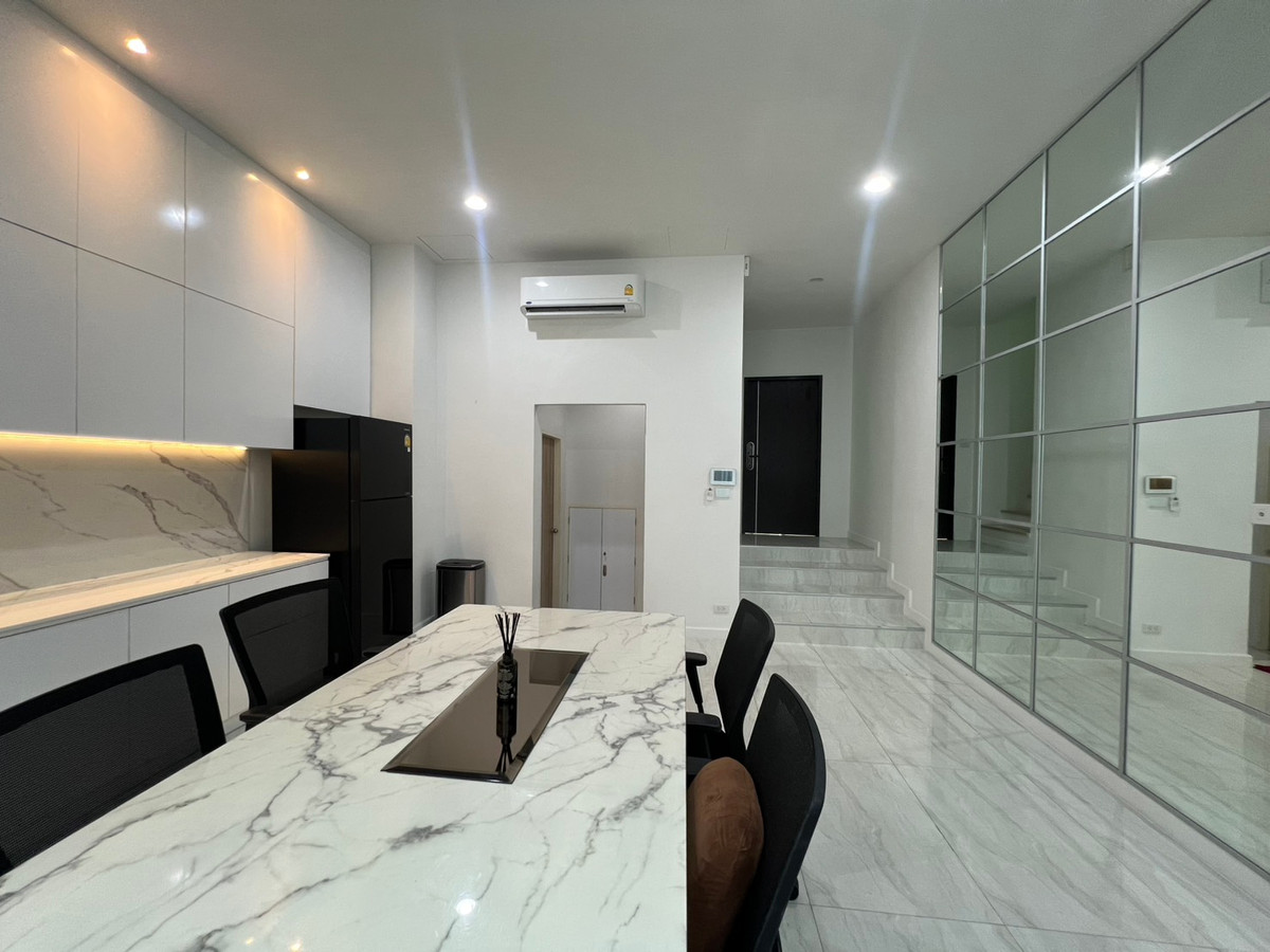 อาคารพาณิชย์โชคชัย4 ลาดพร้าว71 : ขาย/เช่า ทาวน์โฮม The Author รัชดา 32 ทำเลกลาง ลาดพร้าว ใกล้ MRT ลาดพร้าว และ ภาวนา โทร.098-905-2645