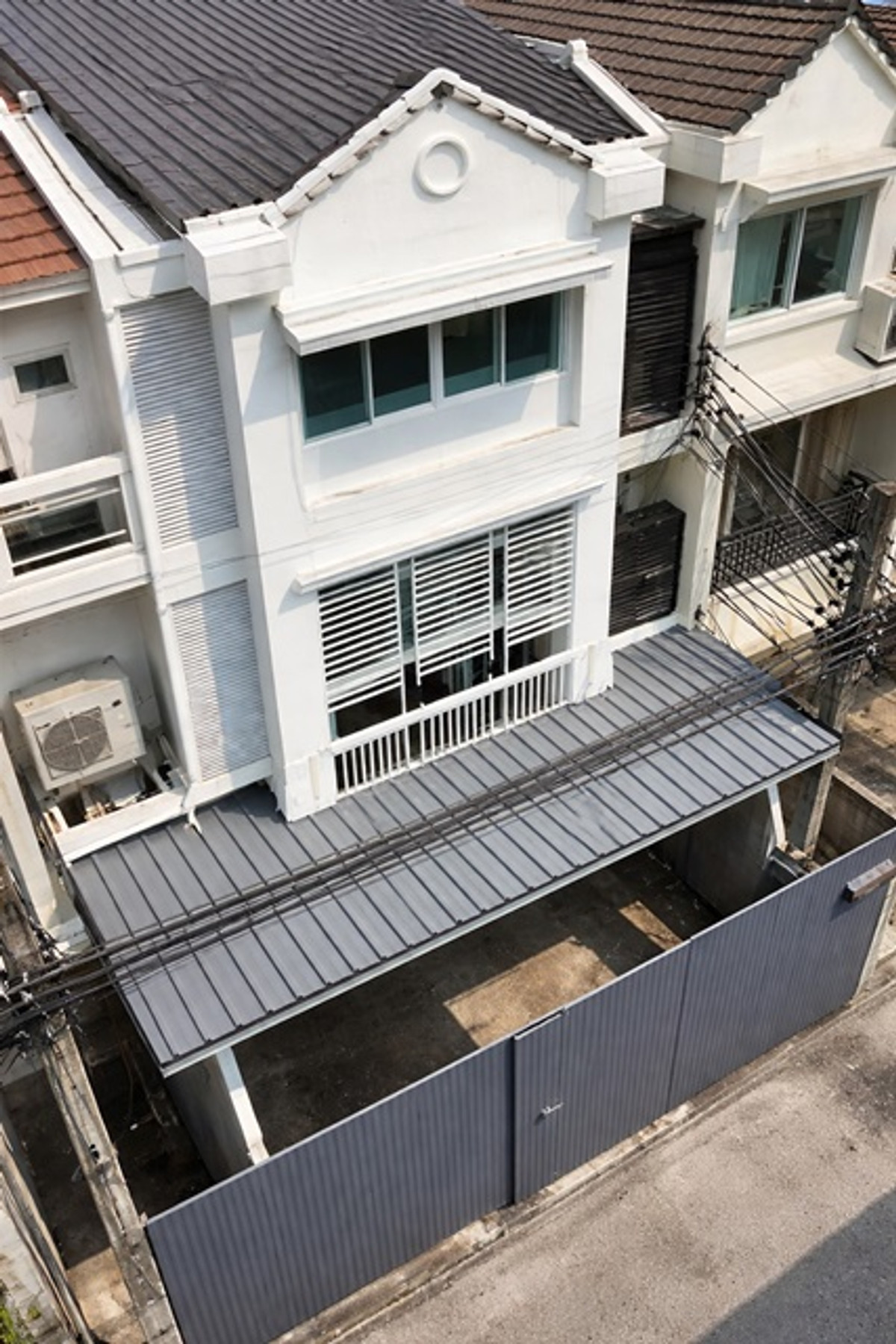 For RentTownhomeRama9, Petchburi, RCA : EmQuartier 1 km. near BTS Thonglor 700m.3 story townhome 3bed 4bath 200 sq.m usable area 17 sq.wa.