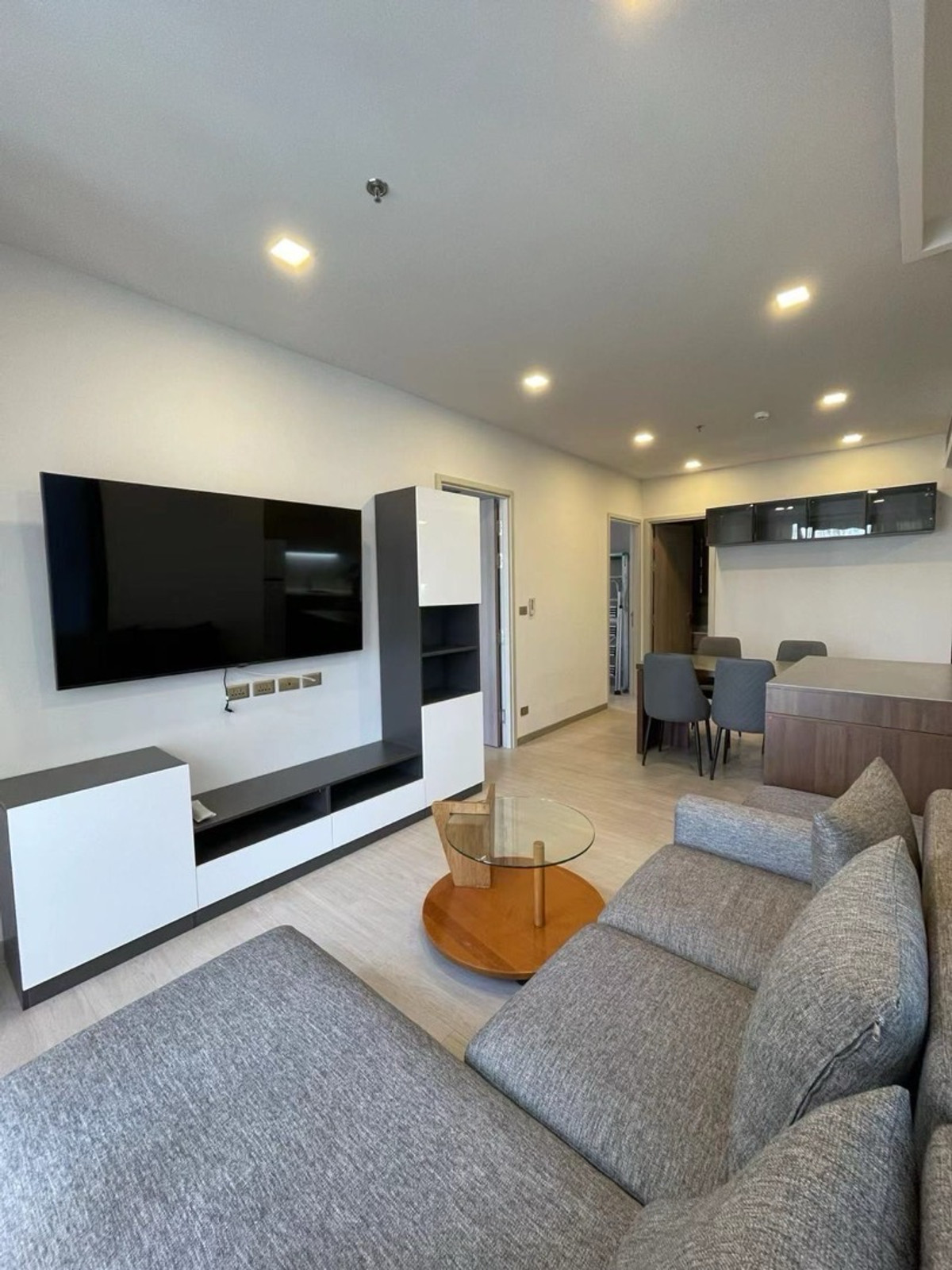 For RentCondoRama9, Petchburi, RCA : ✨ Ultra-Modern Luxury Living | One9Five Asoke - Rama 9
Spacious 2BR Suite – Steps to MRT & Central Rama 9 🏙️