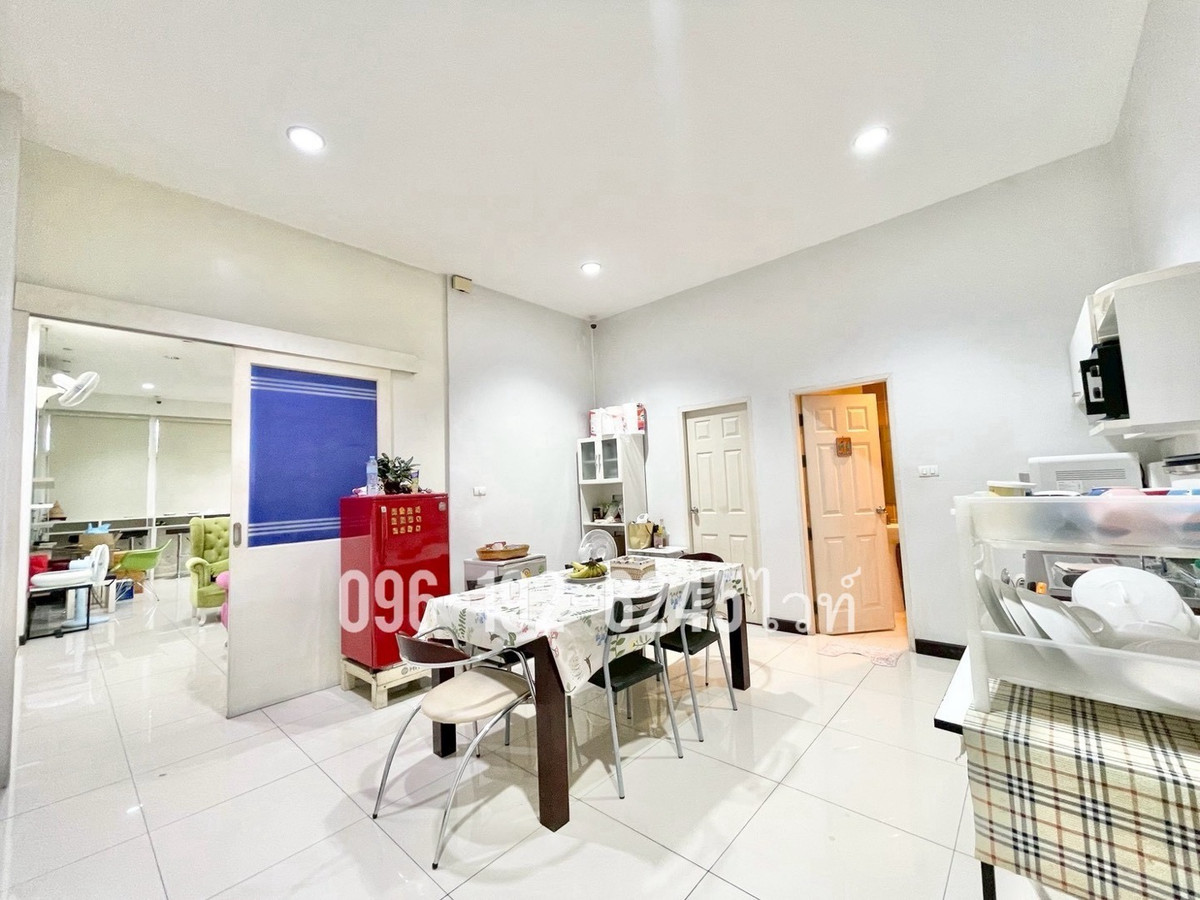 For SaleShop HouseMin Buri, Romklao : Golden location! 4-storey commercial building for sale, next to Rat Phatthana Road (Soi Miss Teen) 🏢 decorated and ready for an office.