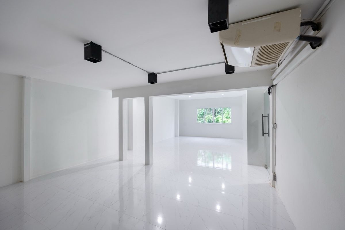 For RentShop HouseSukhumvit, Asoke, Thonglor : Commercial building for rent, Ekkamai, 250 sq m, newly renovated, new air conditioning, decorated, ready to use (empty house)