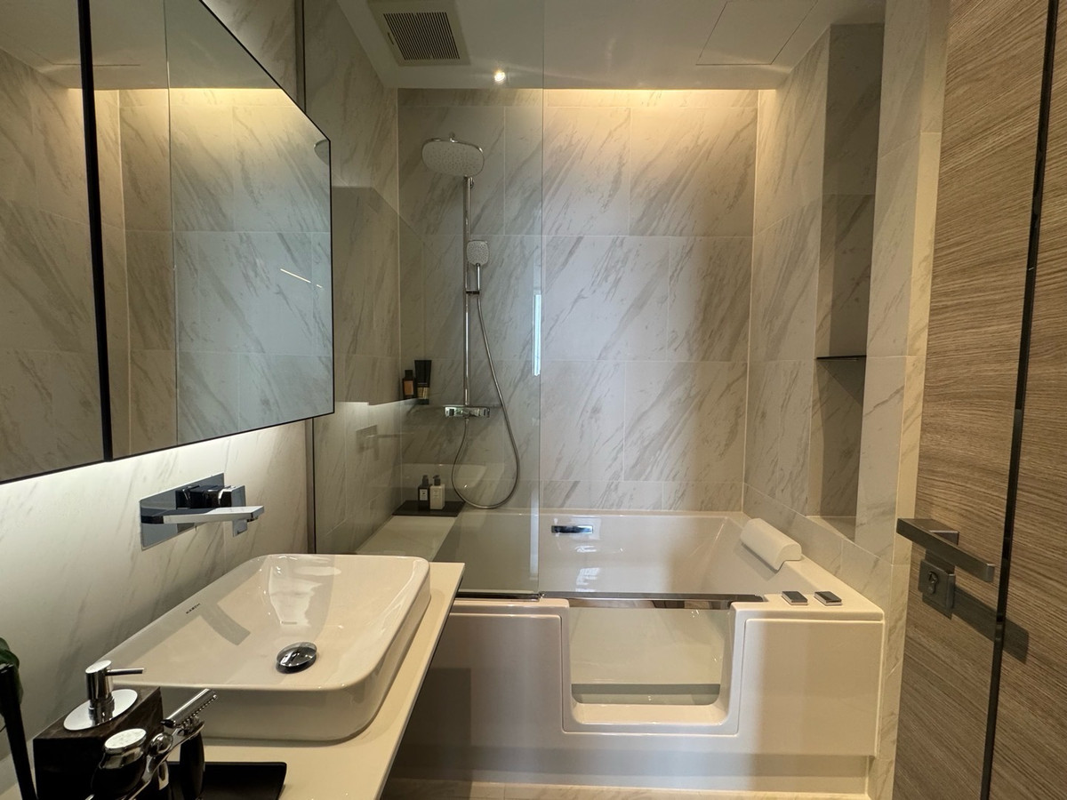 ขายคอนโดสุขุมวิท อโศก ทองหล่อ : ✨ Super Luxury Condo for Sale 
The Room Sukhumvit 38 📌
☁️1 Bed 44.76 sq.m.💰Price: 7.79 MB
📞Phat 064-642-8664
📞Nui 094-624-2014