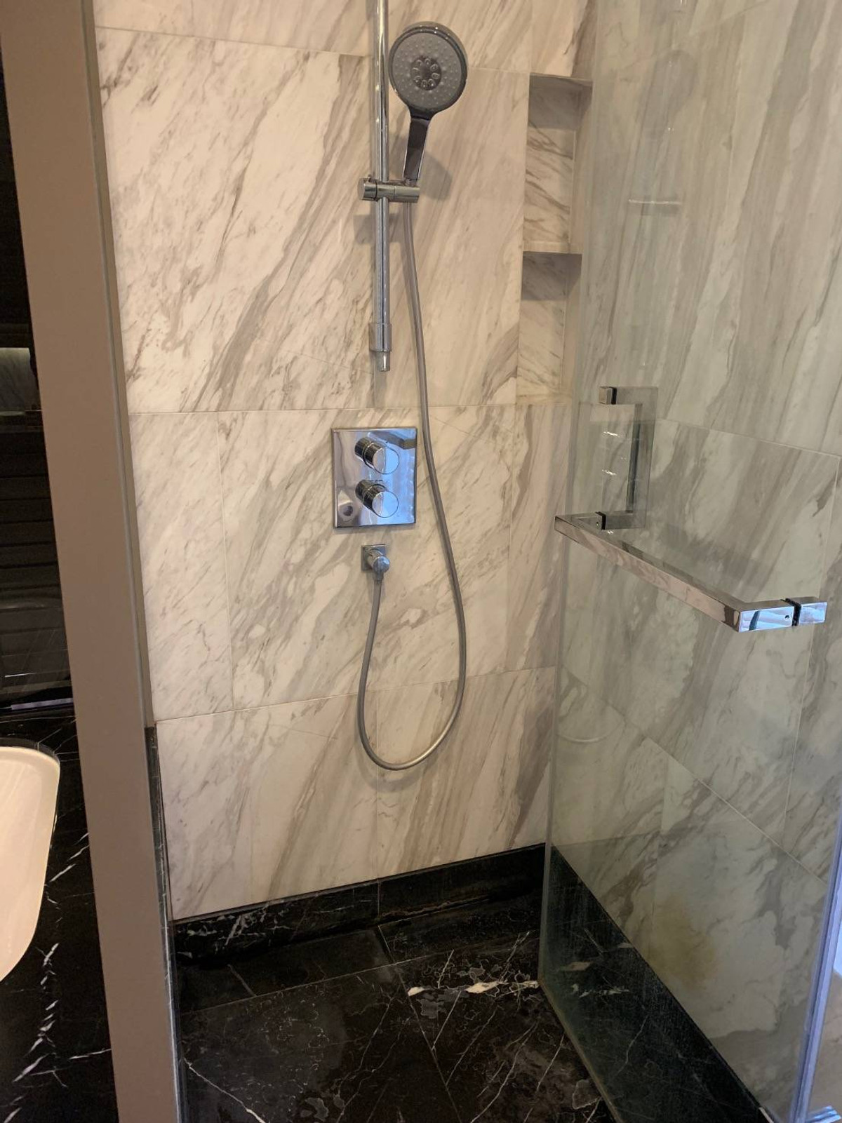 ขายคอนโดสีลม ศาลาแดง บางรัก : 🏙 ขายคอนโด Saladaeng One วิวสวนลุม ห้องหัวมุม 59 ตร.ม. เฟอร์ครบ ห้องสวยวิวดี