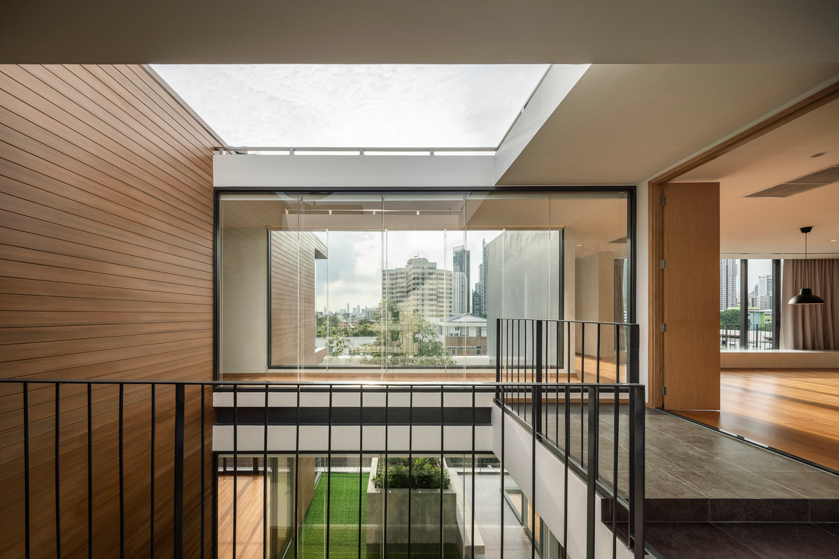 For RentCondoSukhumvit, Asoke, Thonglor : Condo for rent, Phrom Phong area, 380 sq m., near EmQuartier/Emporium, near Benchasiri Park.