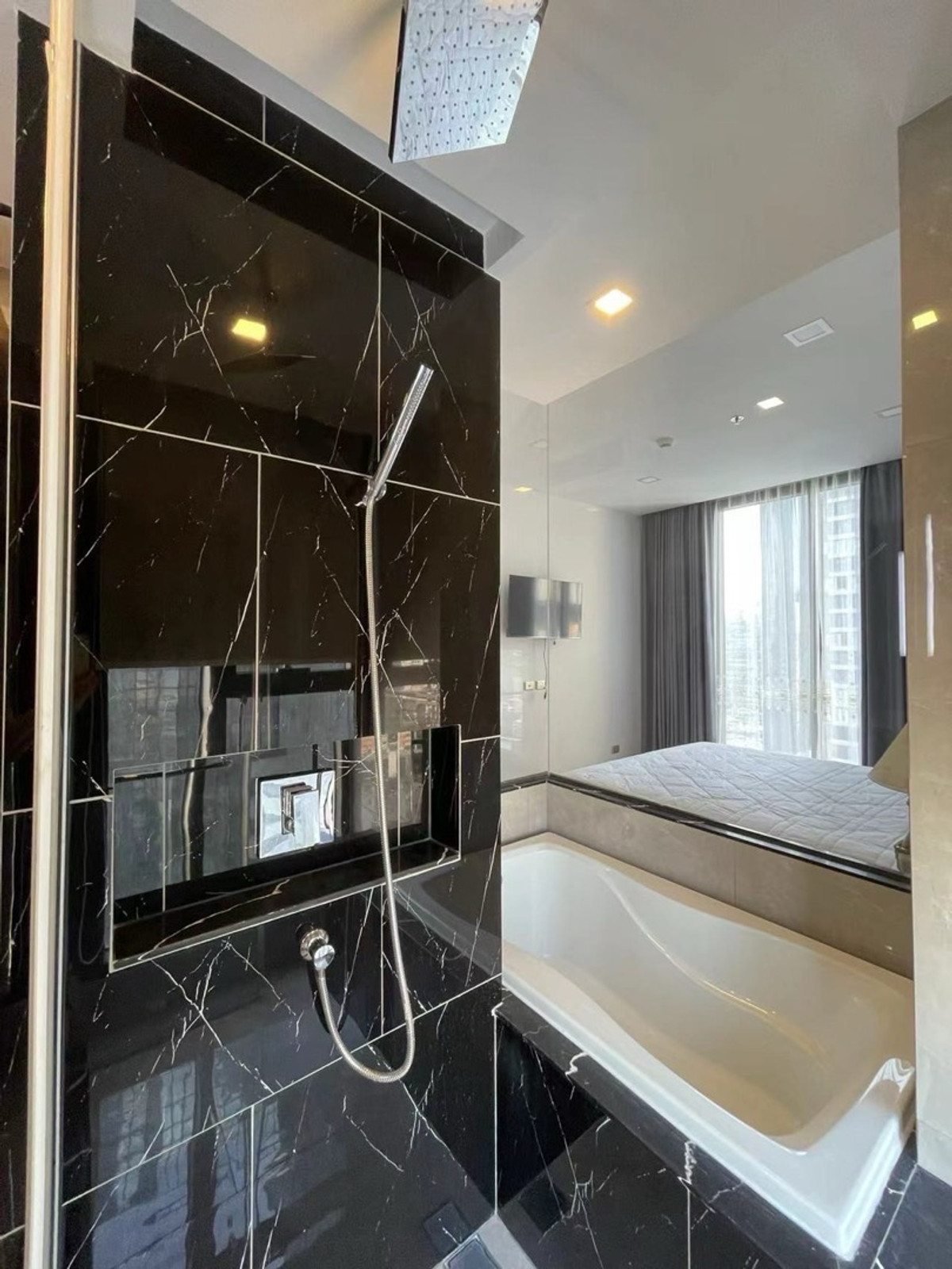 For RentCondoRama9, Petchburi, RCA : ✨ Ultra-Modern Luxury Living | One9Five Asoke - Rama 9
Spacious 2BR Suite – Steps to MRT & Central Rama 9 🏙️