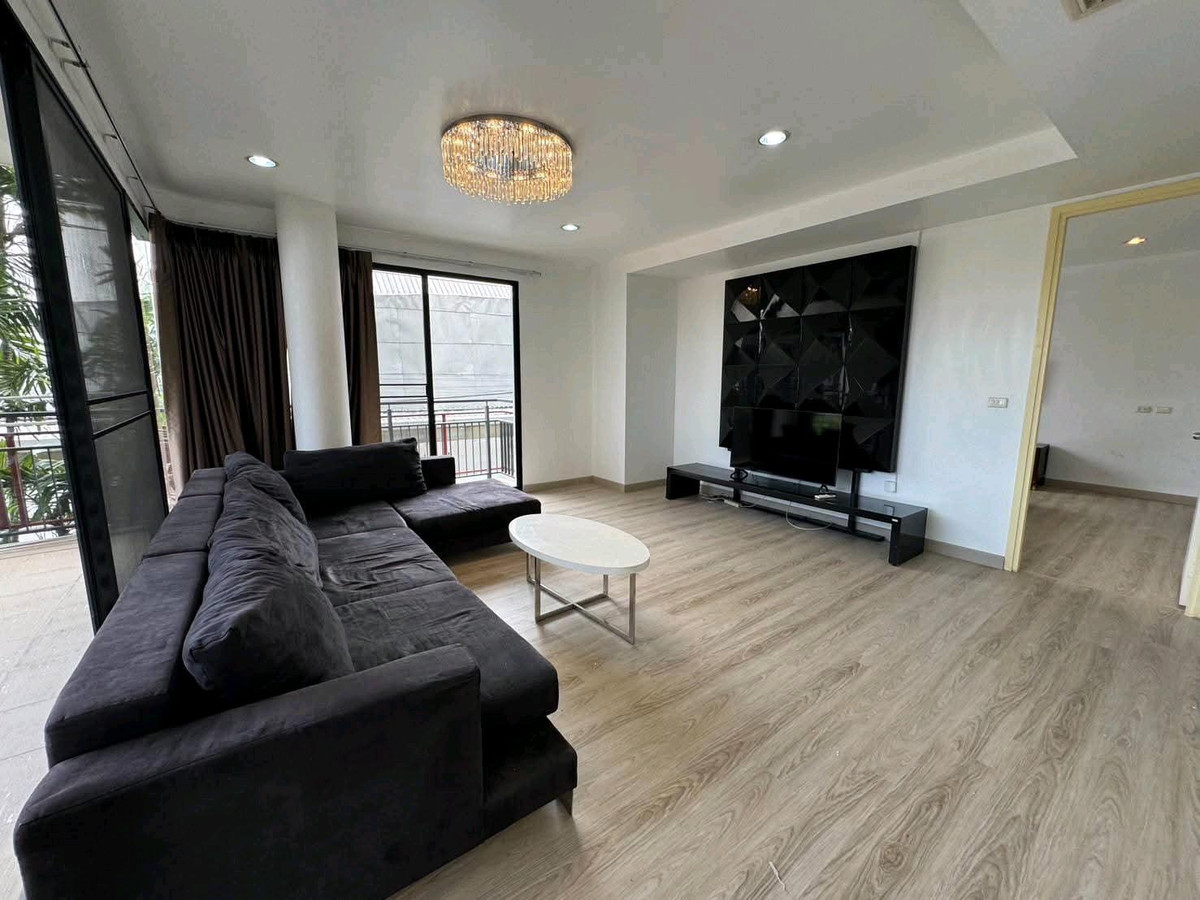 For RentCondoRatchadapisek, Huaikwang, Suttisan : Condo with potential location in the heart of Ratchada, near the University of the Thai Chamber of Commerce, MRT, convenient travel, large room, wide space.