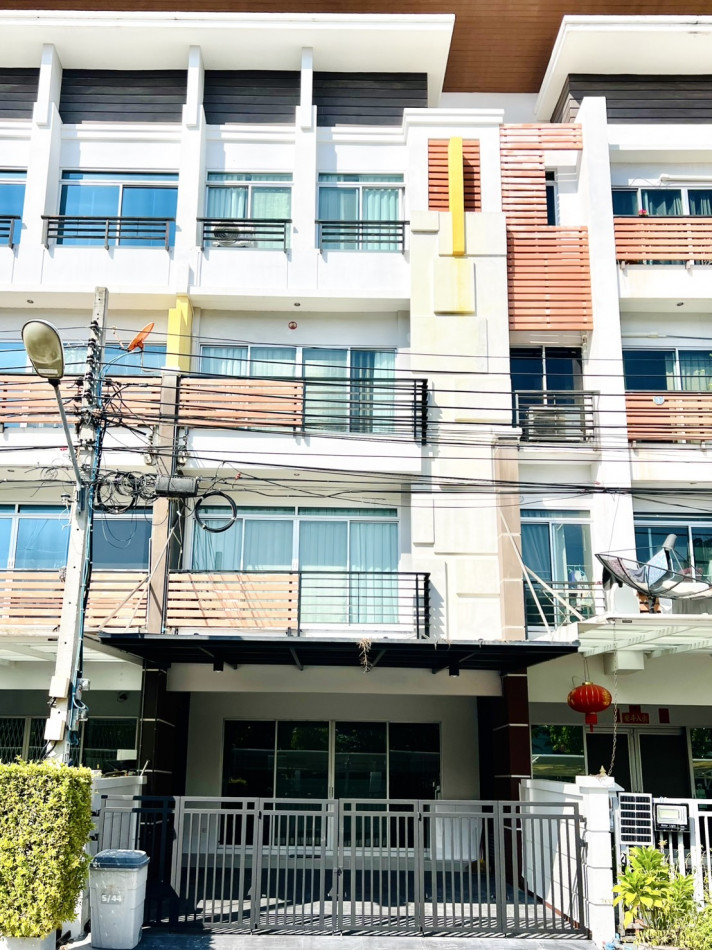 For RentTownhomeLadkrabang, Suwannaphum Airport : Townhome for sale, Prawet Biztown Srinakarin, 250 sq m usable area, 28 sq wa land area, ready to move in.