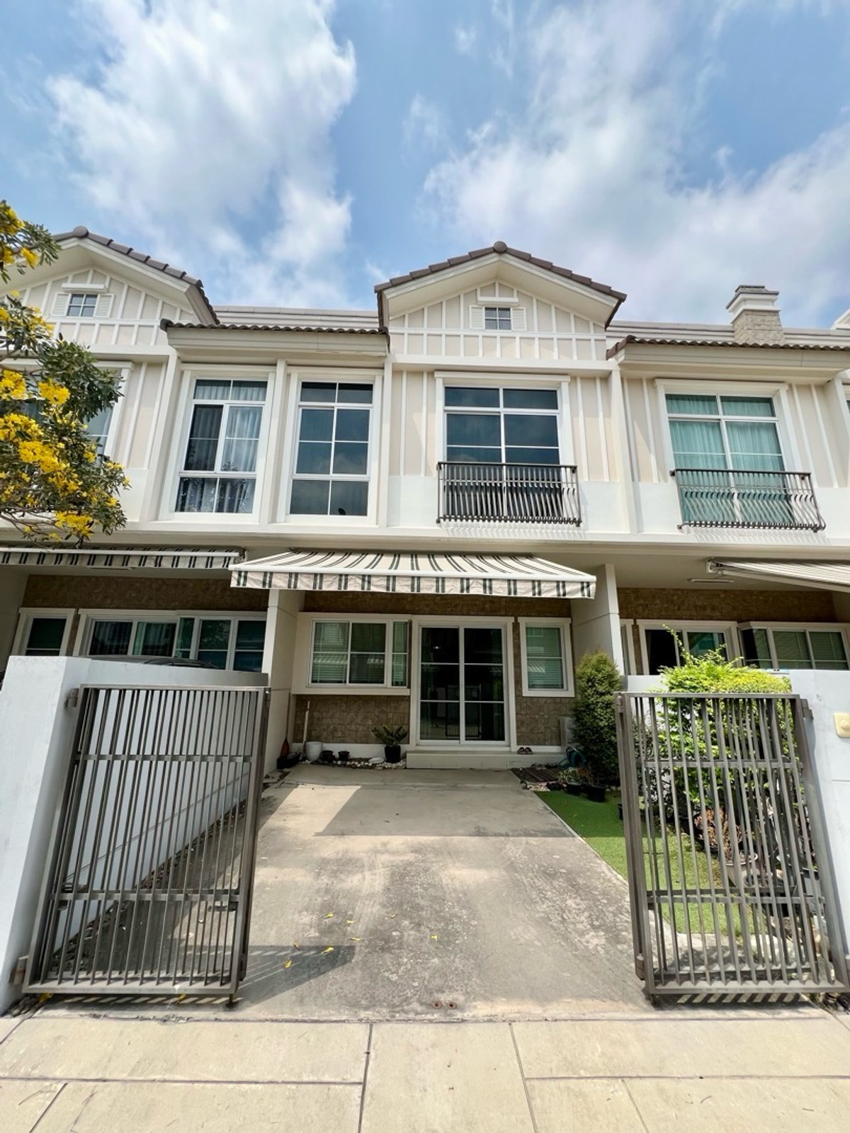 For RentTownhomeBangna, Bearing, Lasalle : 🏡 For Rent | Available Now
Townhome for Rent at Indy 4 Bangna KM.7 Beautiful fully furnished house near Mega Bangna – ready to move in.