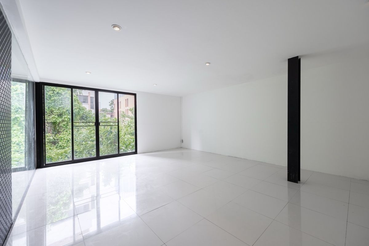 For RentShop HouseSukhumvit, Asoke, Thonglor : Commercial building for rent, Ekkamai, 250 sq m, newly renovated, new air conditioning, decorated, ready to use (empty house)