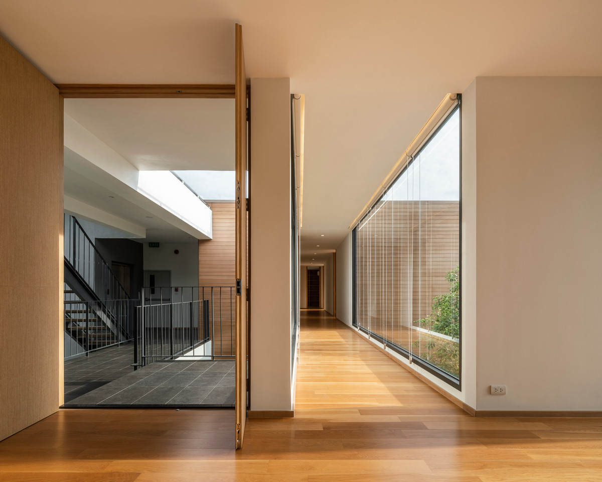 For RentCondoSukhumvit, Asoke, Thonglor : Condo for rent, Phrom Phong area, 380 sq m., near EmQuartier/Emporium, near Benchasiri Park.